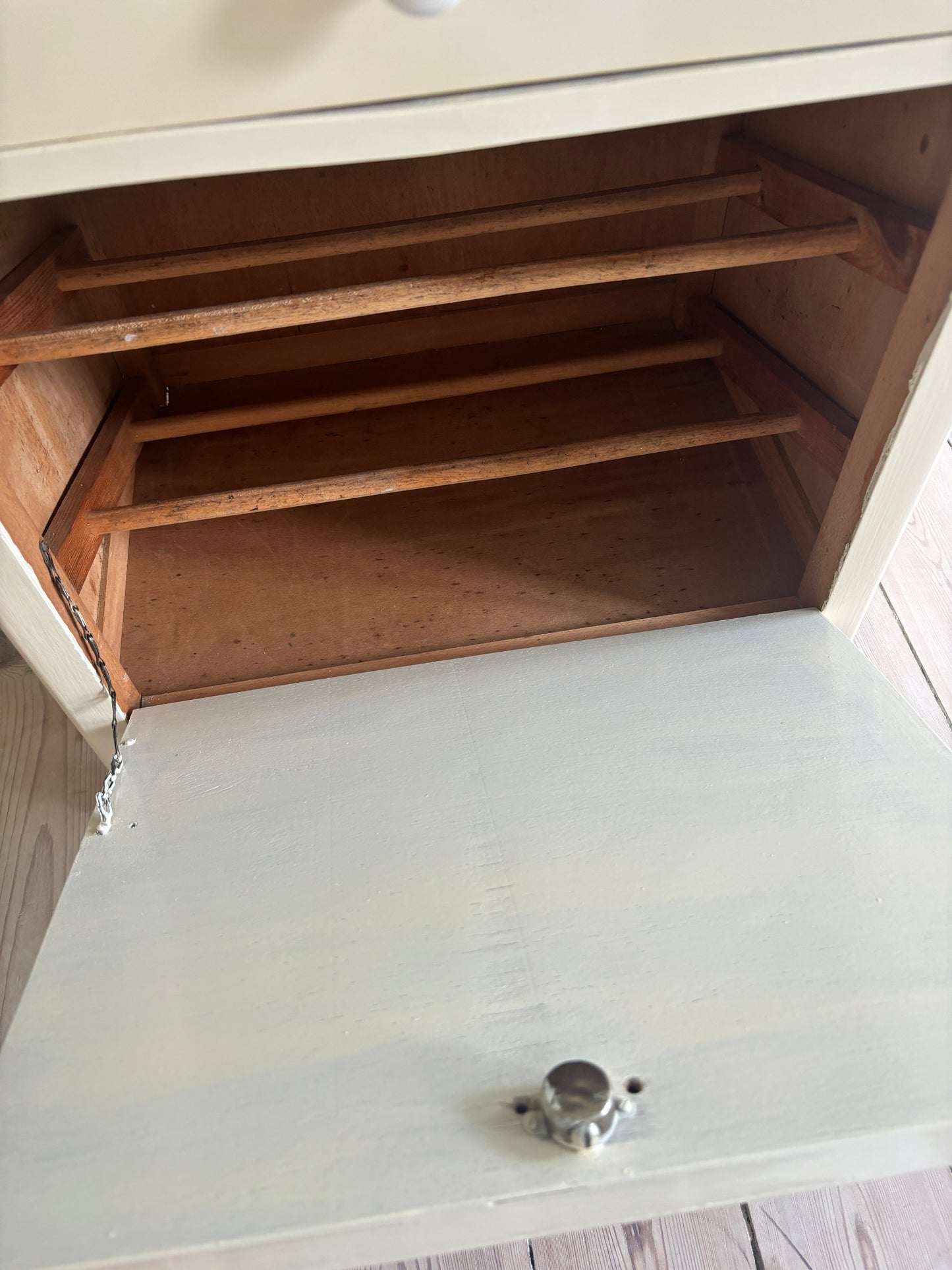 Cremefarvet møbel med to skuffer