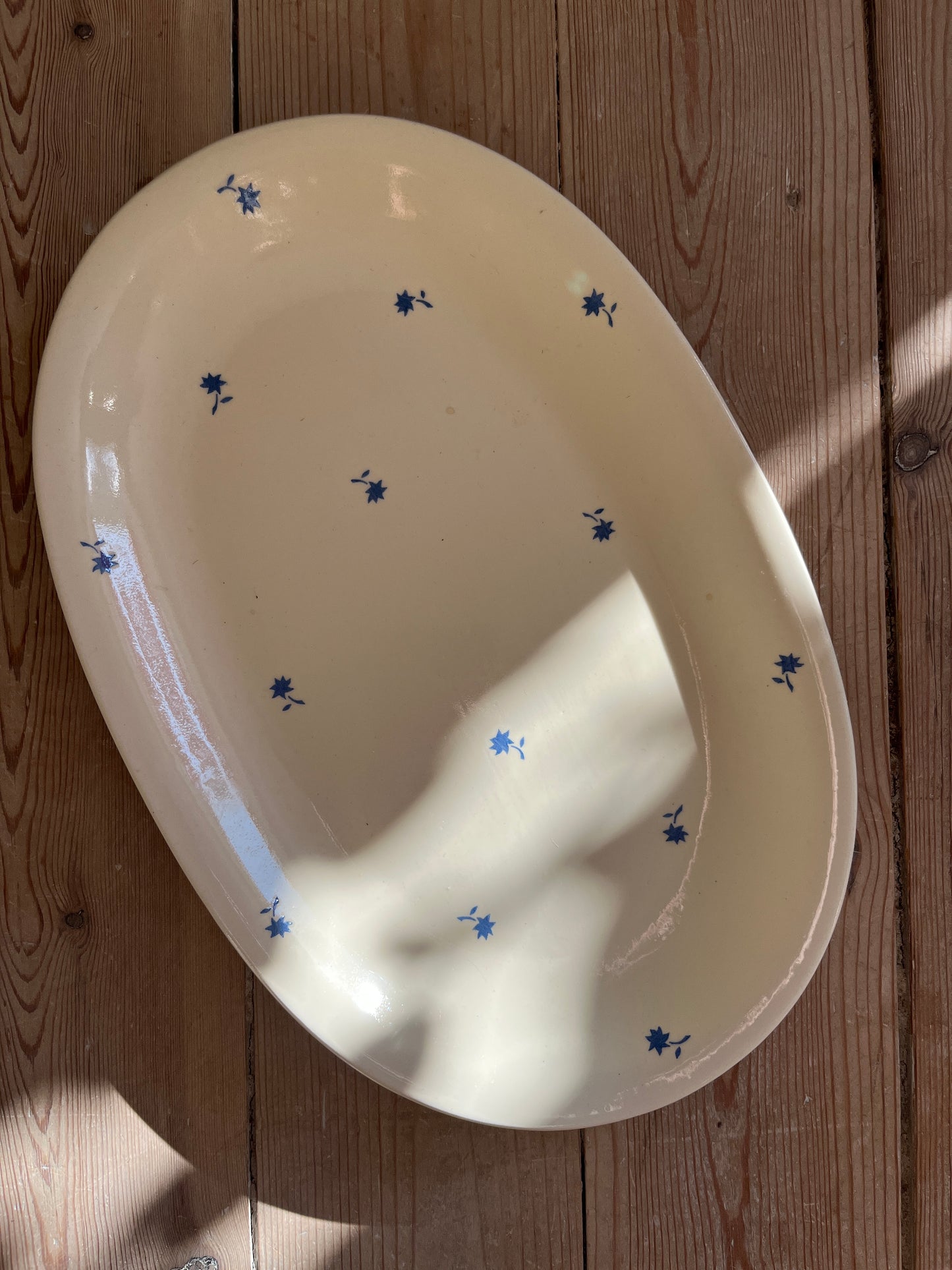 Fad med blå blomster