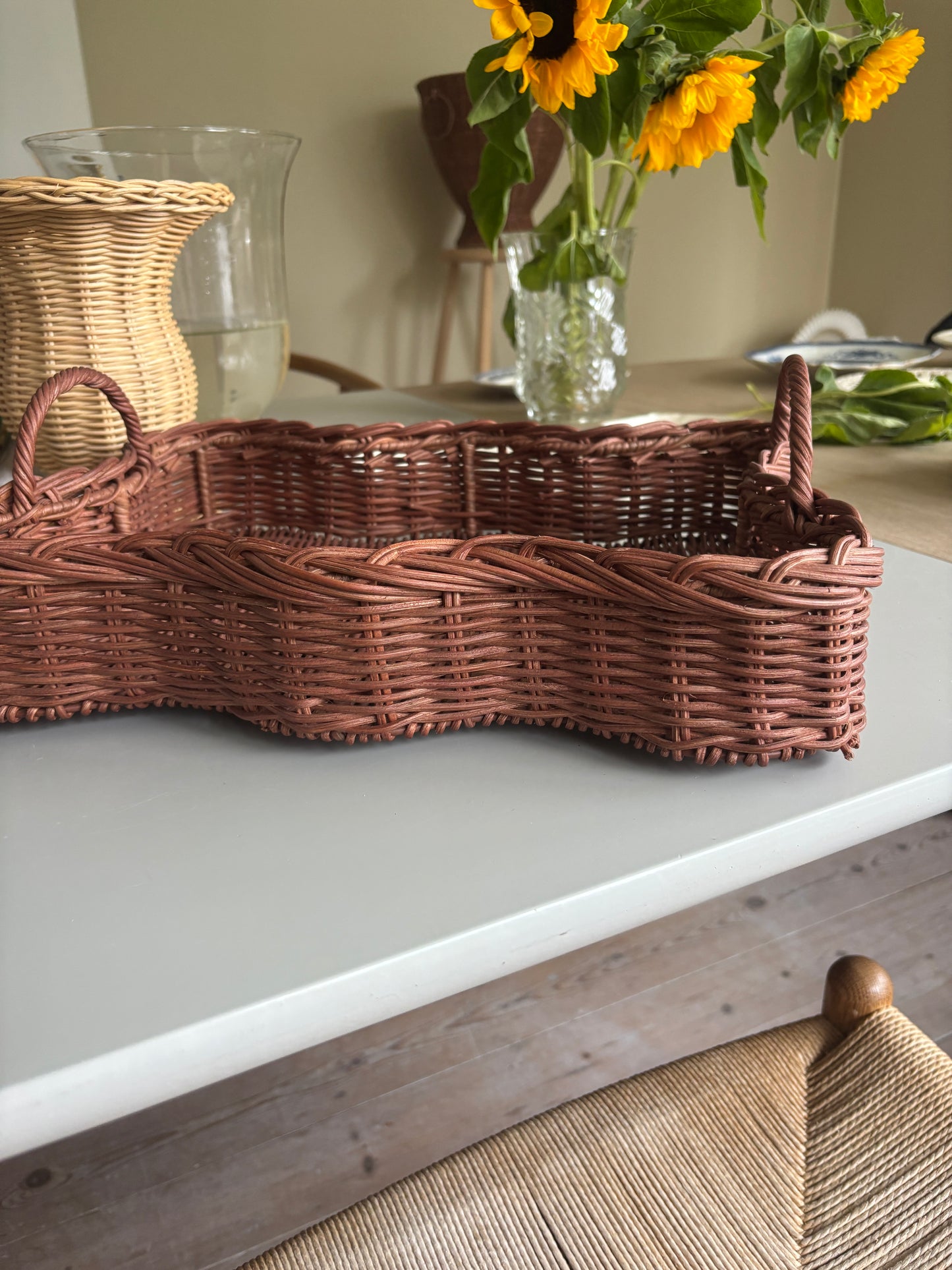 Brun rattan bakke med håndtag