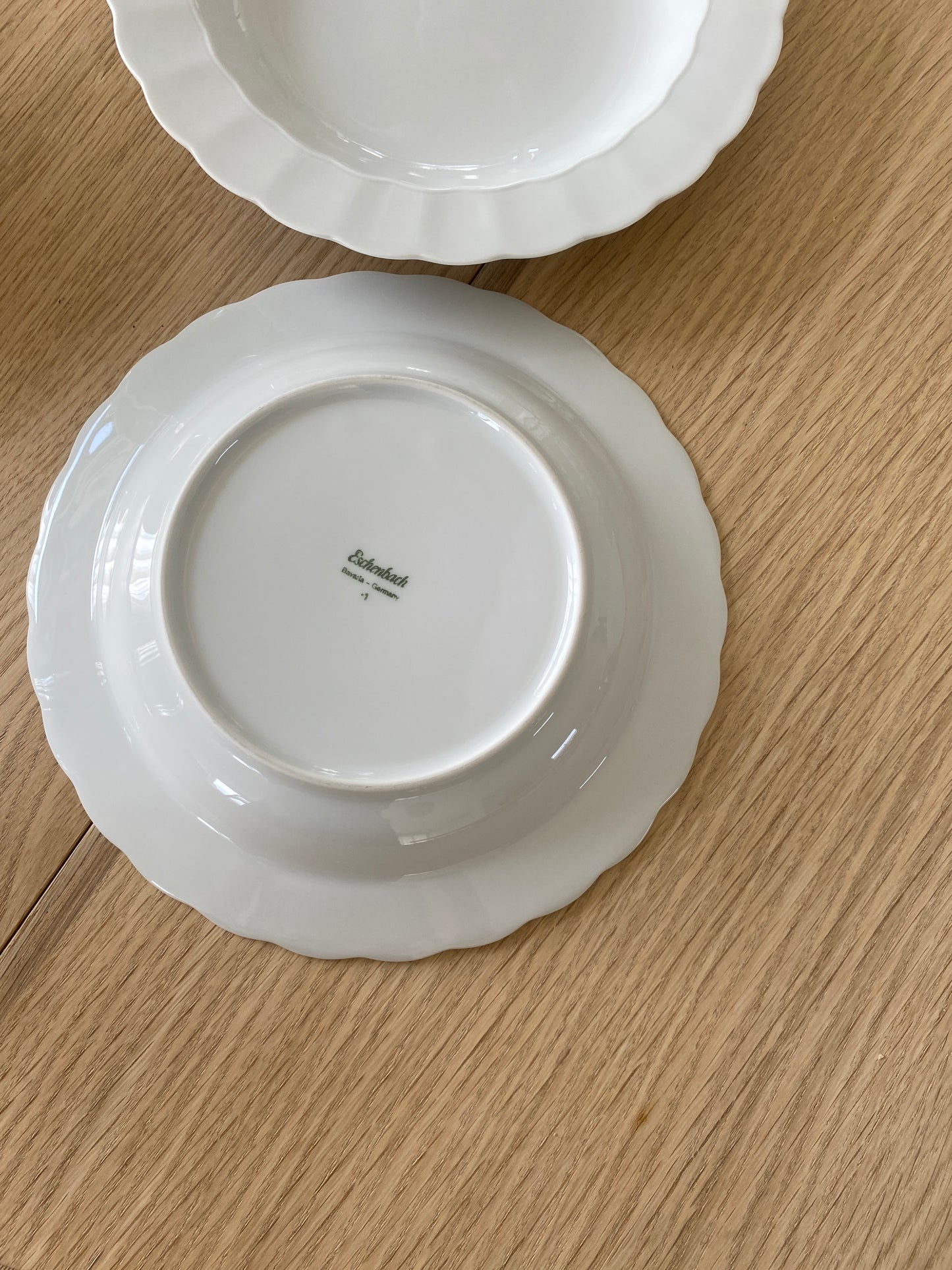 Dybe tallerkner med bølgekant