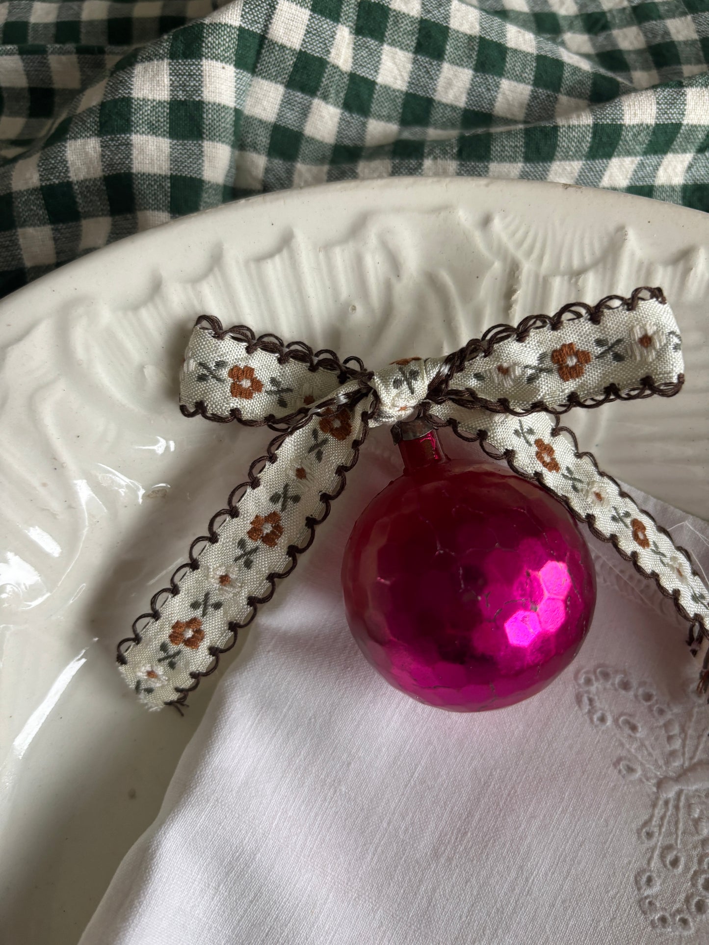 Pink vintage kugle med skæjfe