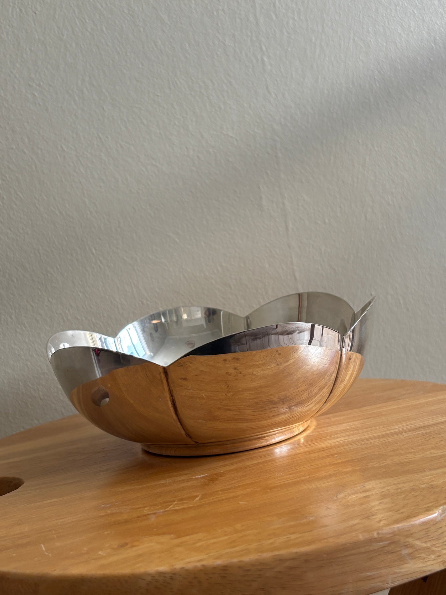 Smuk skål i pletsølv med bølget kant