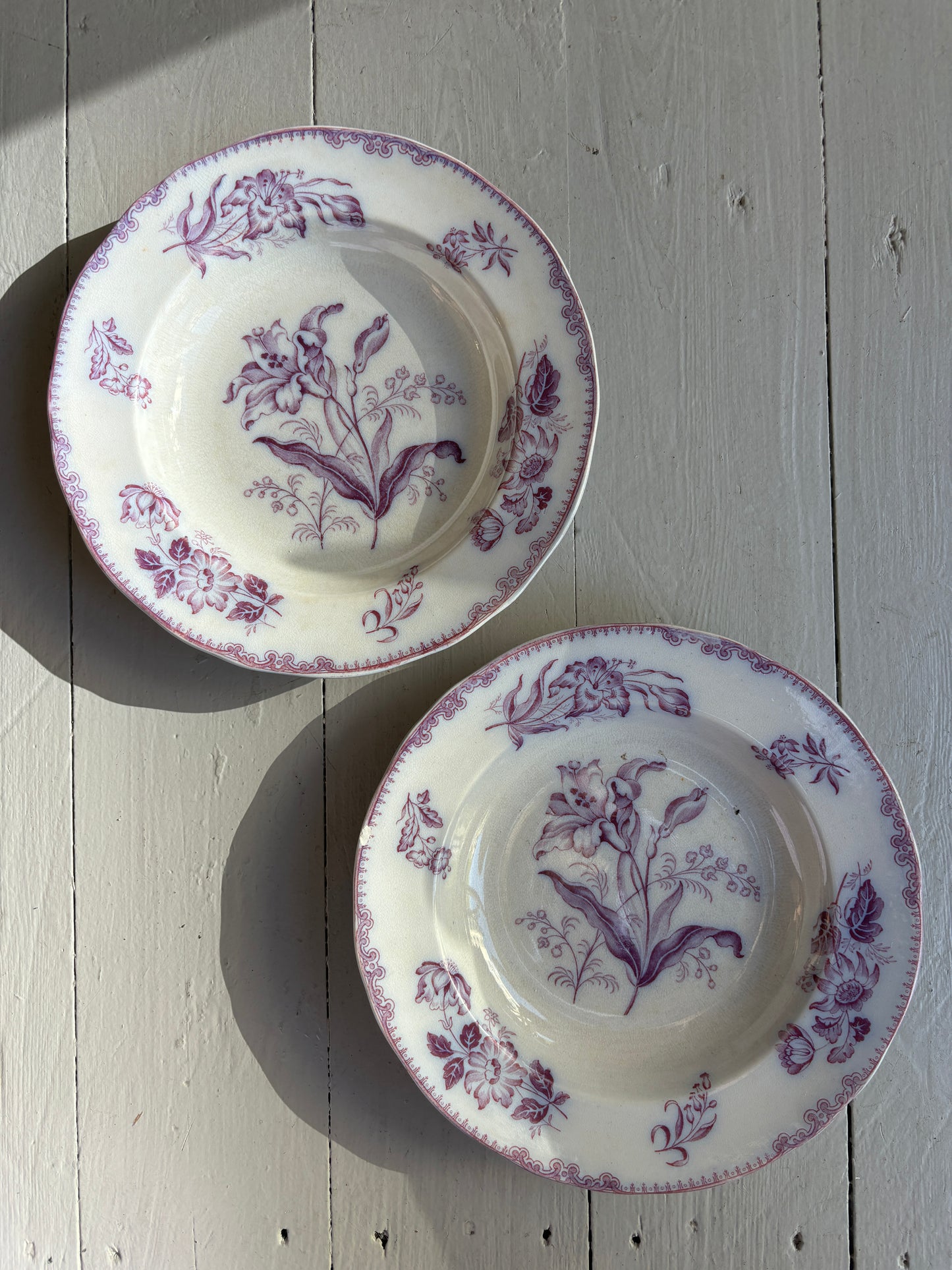 Dybe tallerkner med lilla motiv