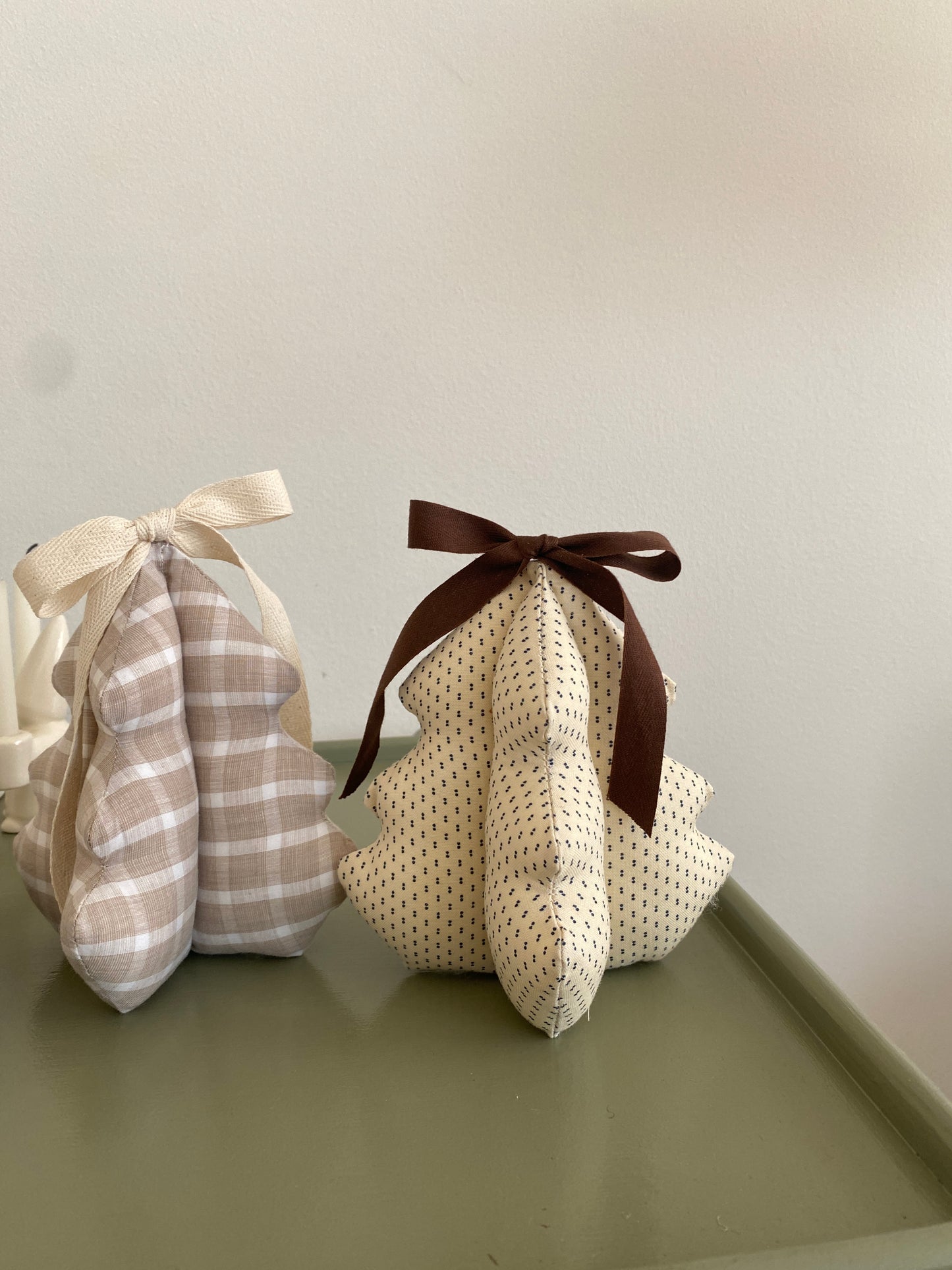 Håndlavet juletræ med sløjfe