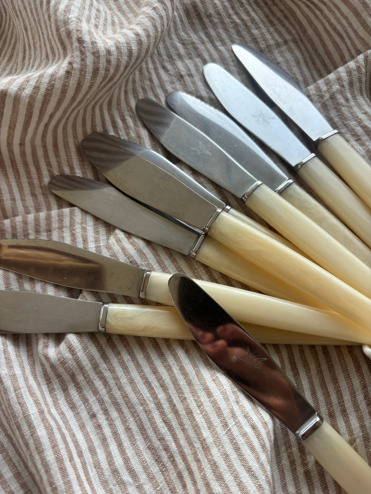Knive med lyst skaft