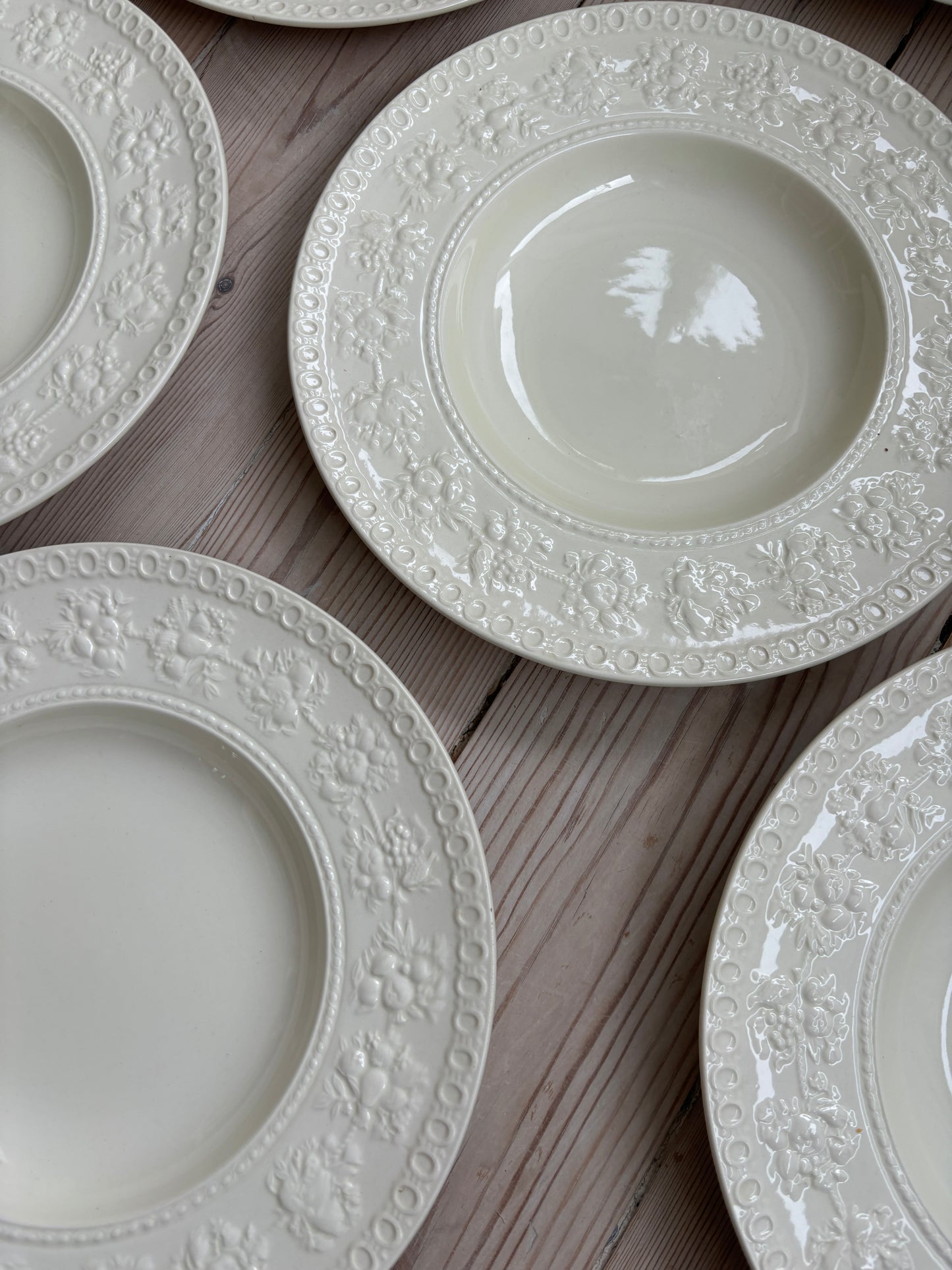 Cremefarvet engelske tallerkner