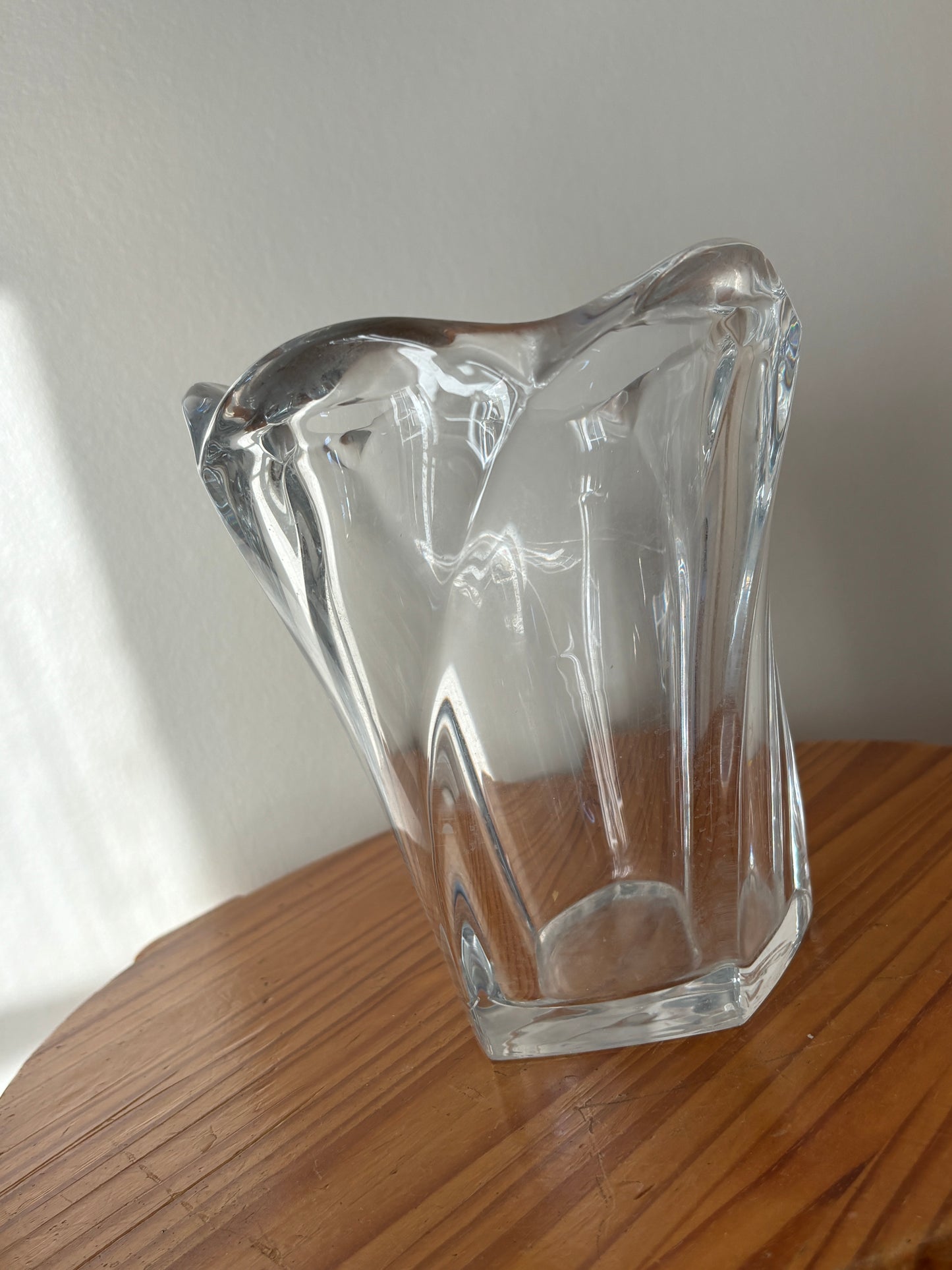 Smuk vase i tyk glas