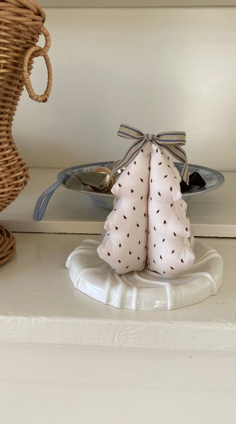 Håndlavet juletræ i bomuldsstof med sløjfe - creme/brun