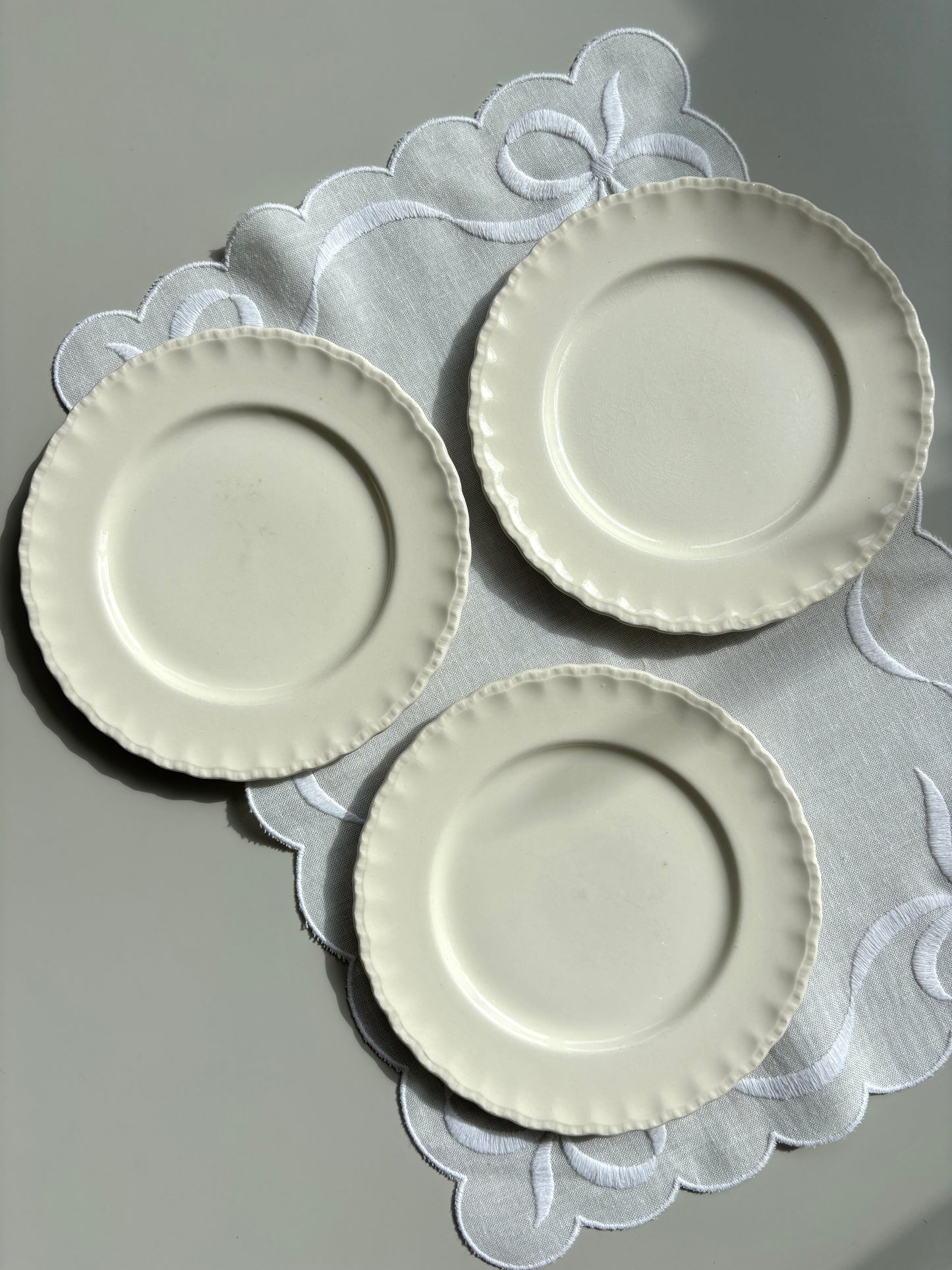 Cremefarvet frokosttallerkner