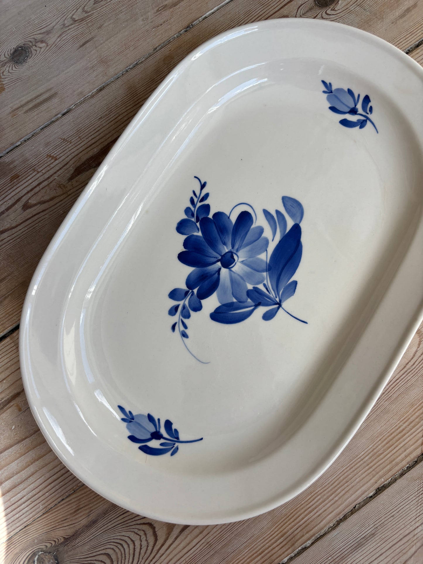 Fad med blå blomst, mellem