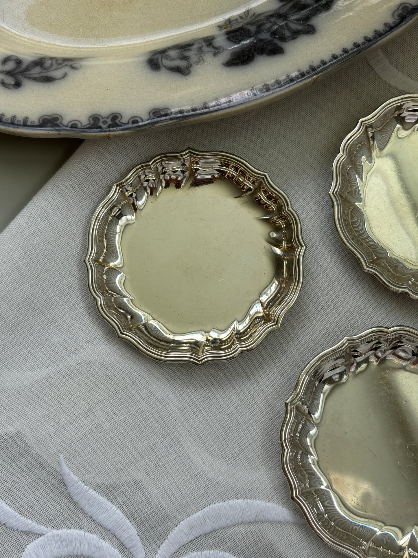 Små pletsølv tallerkner