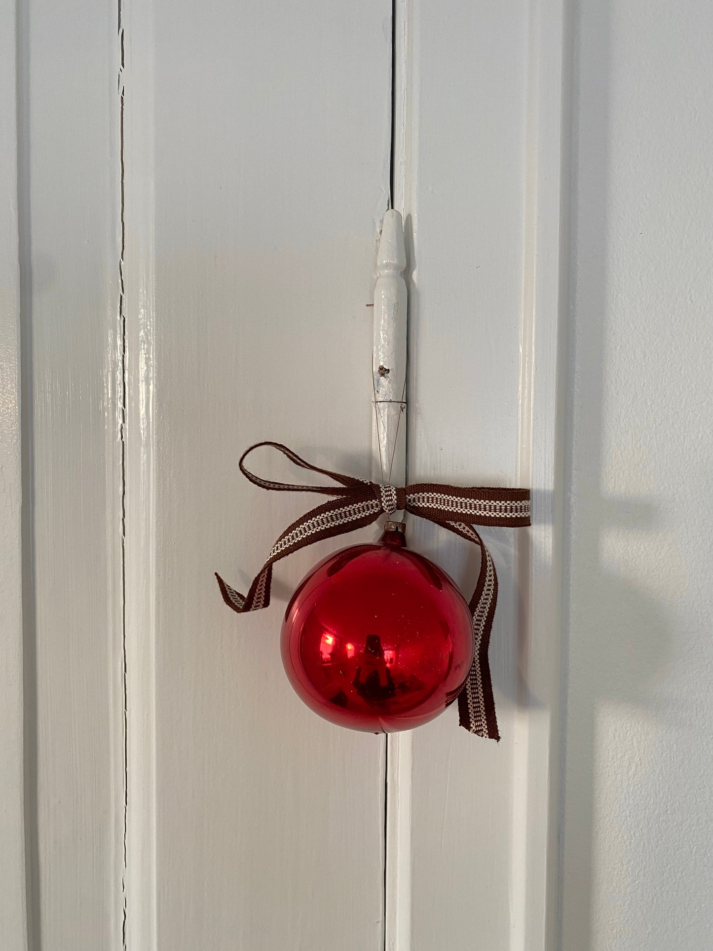 Vintage julekugle (stor) med bånd, brun/rød