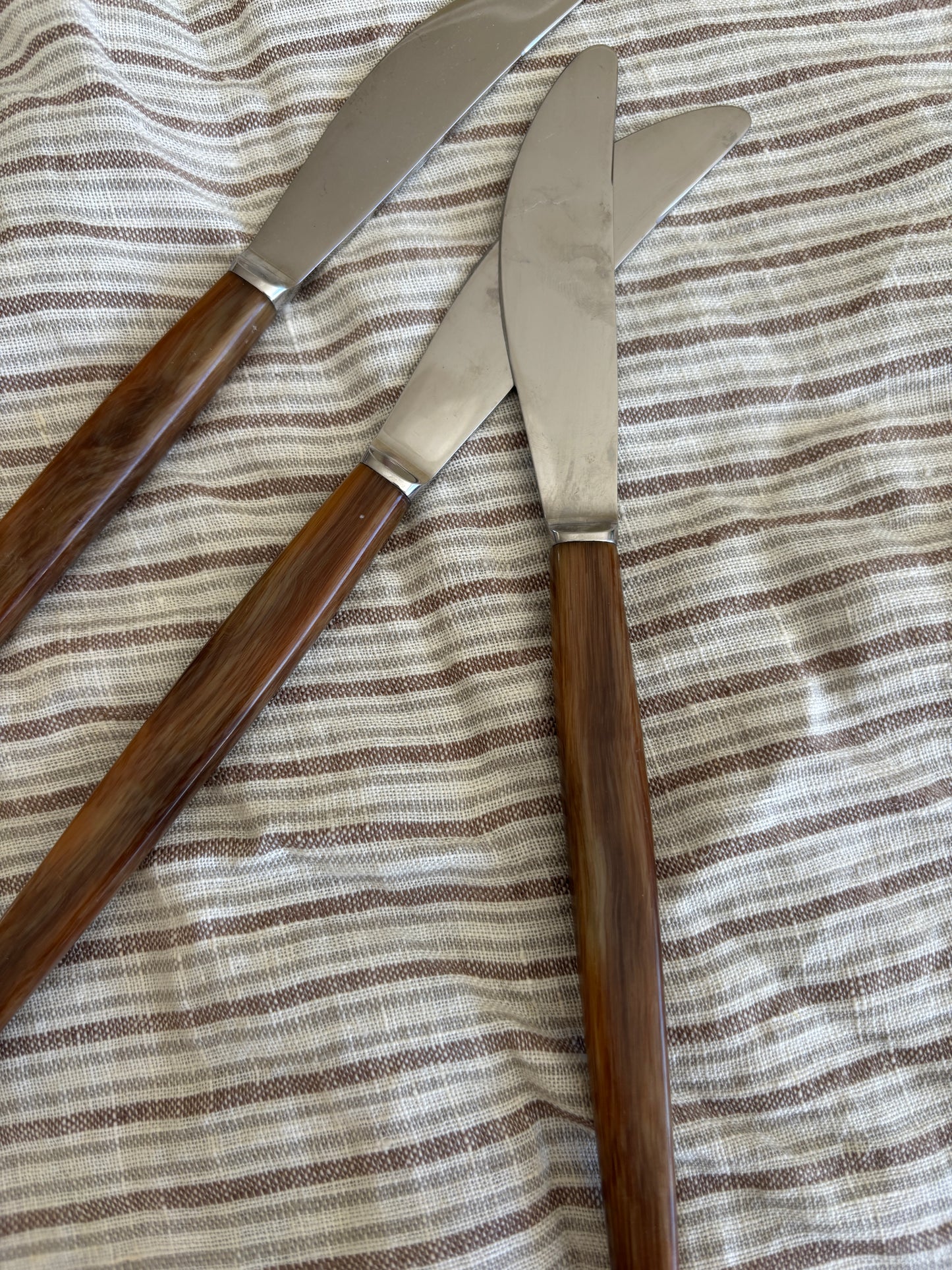 Knive med brunt skaft