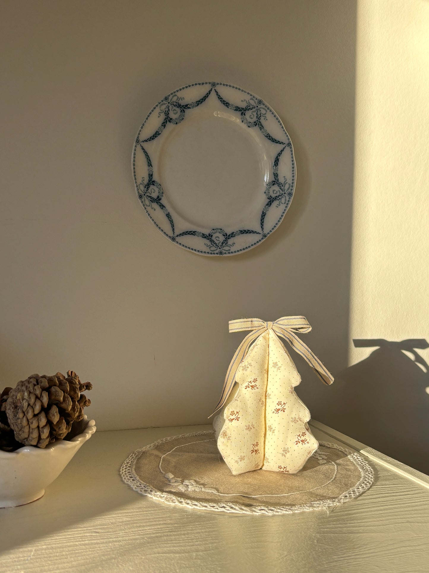 Håndlavet juletræ med sløjfe