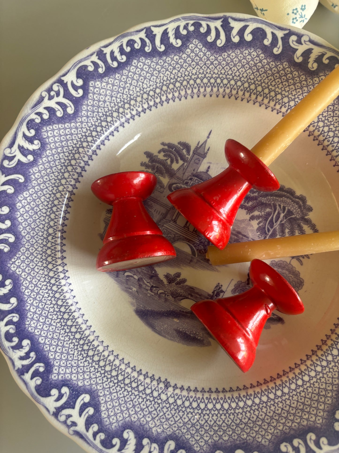 Røde træ lysestager til kertelys