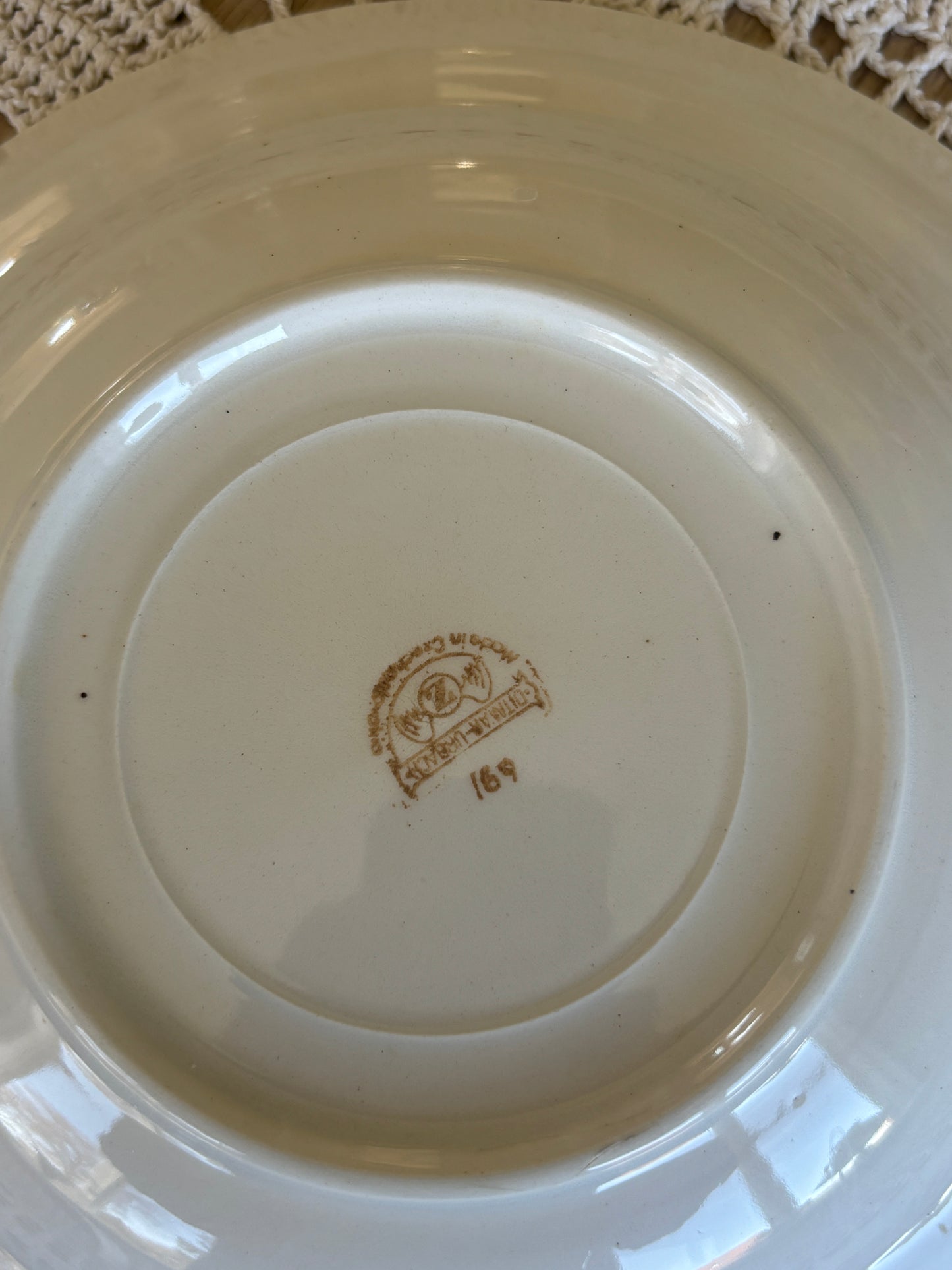 Dybe cremefarvet tallerkner