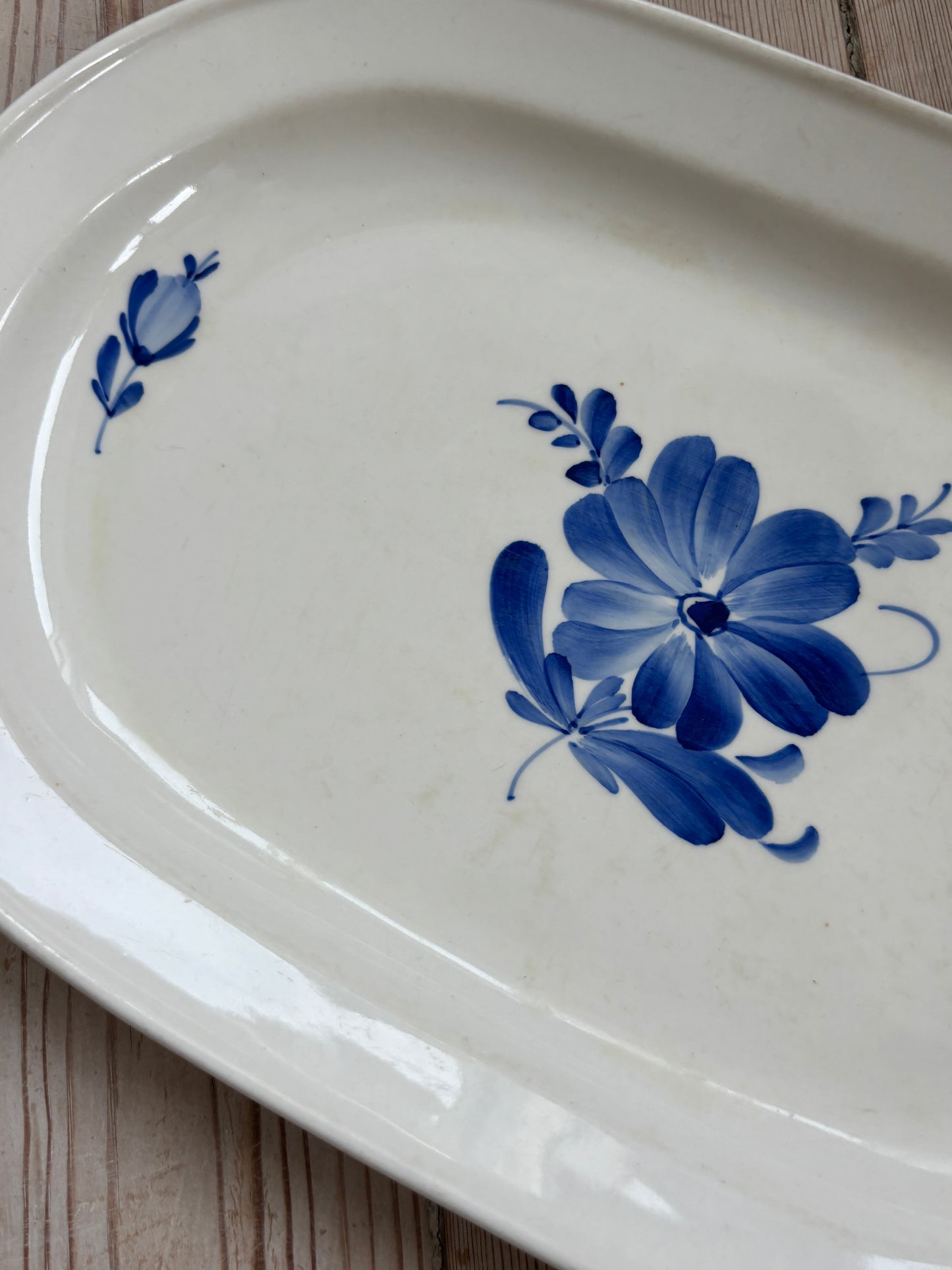 Fad med blå blomst