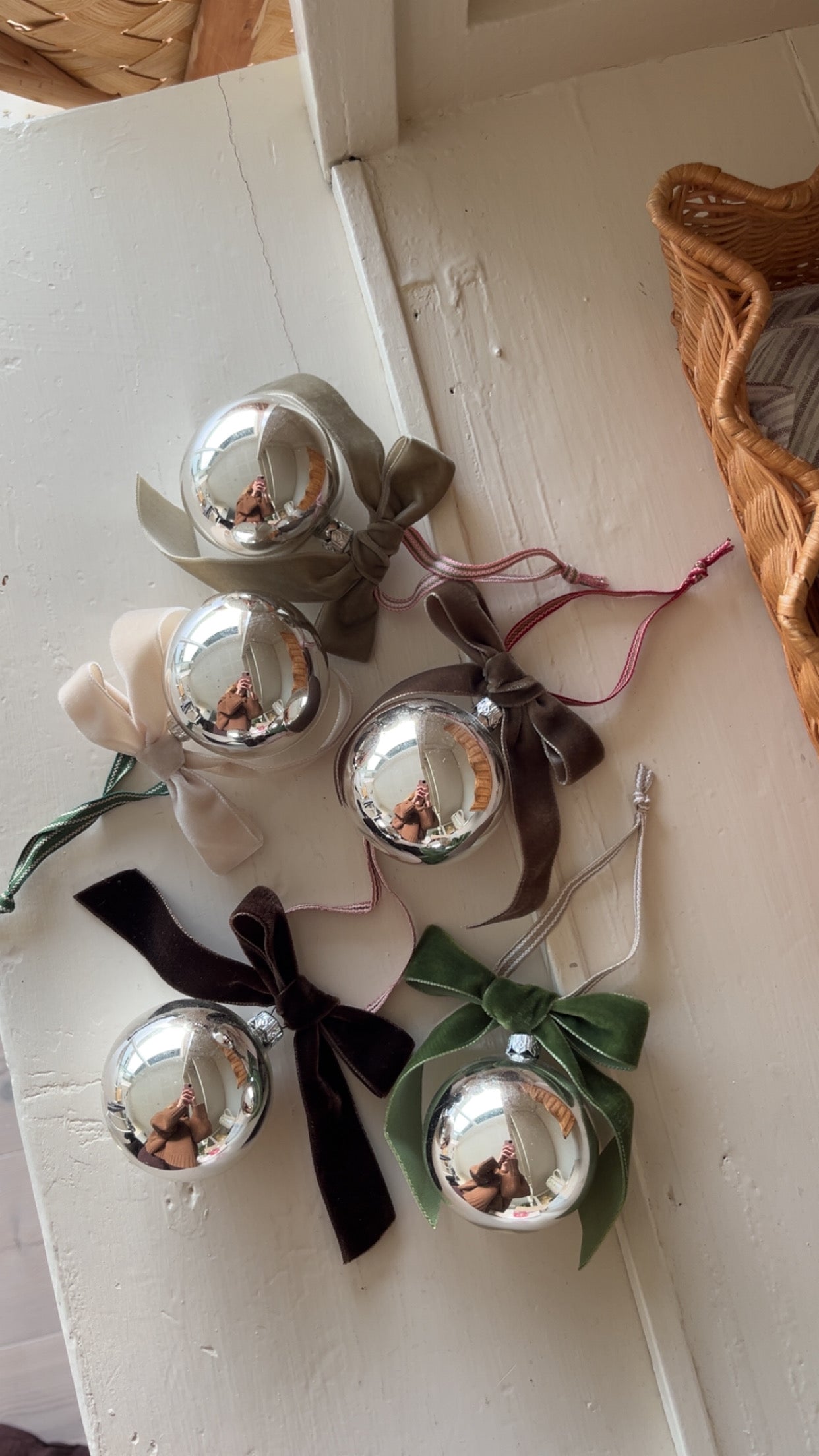 Julekugle med velourbånd, creme