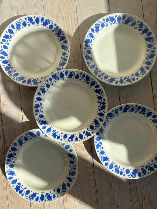 Dybe tallerkner med blå motiv i kanten