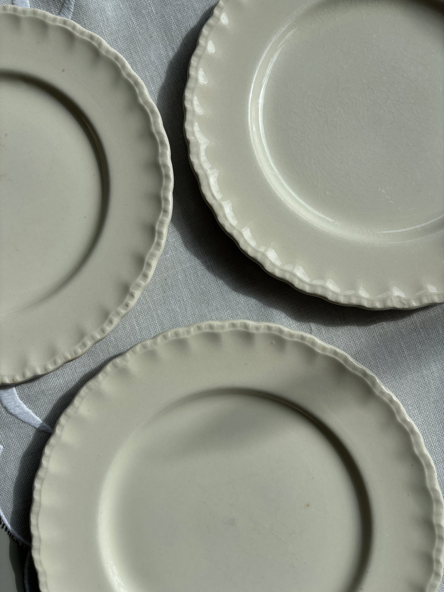 Cremefarvet frokosttallerkner