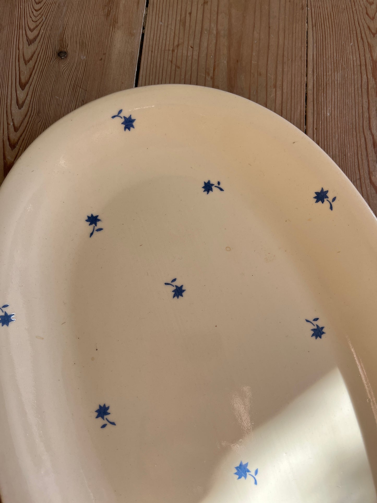 Fad med blå blomster