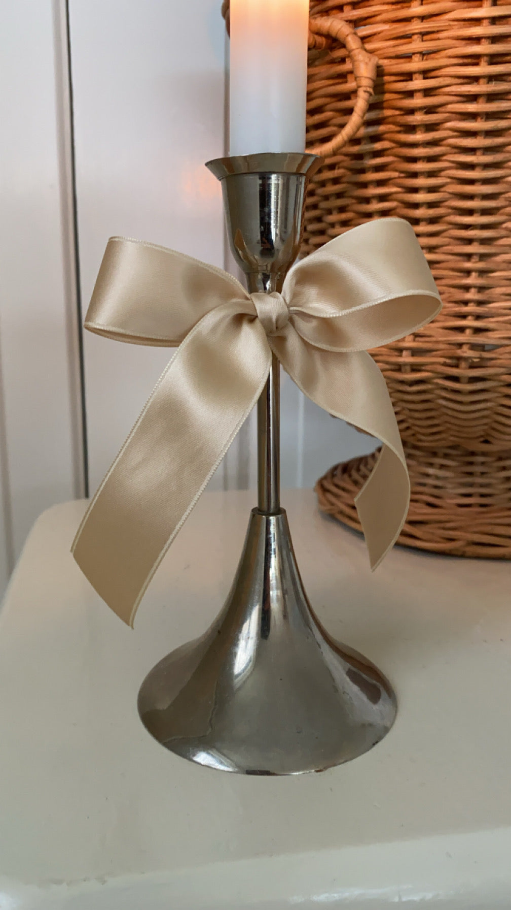 Stål lysestage med champagnefarvet sløjfe