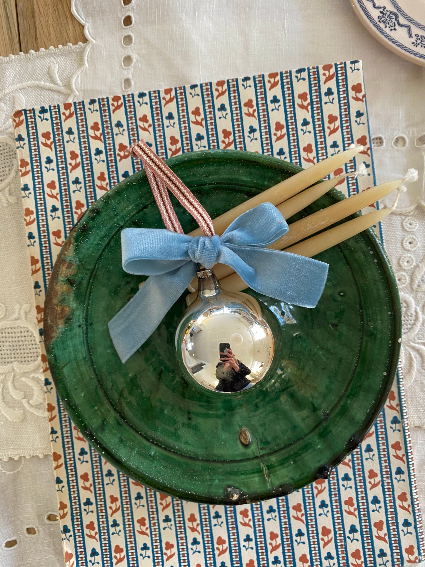 Vintage julekugle med bånd, blå/lyserød