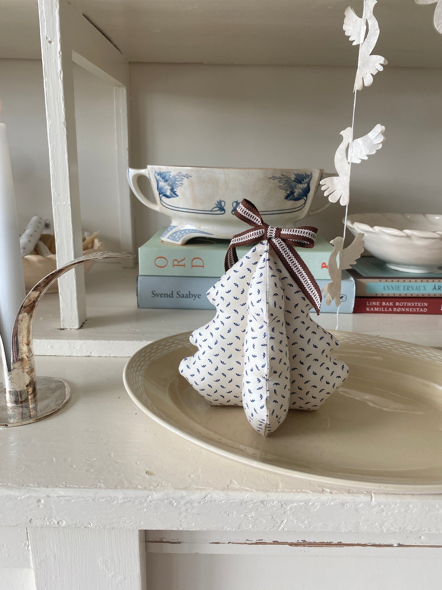 Håndlavet juletræ i bomuldsstof med sløjfe - creme/blå/brun