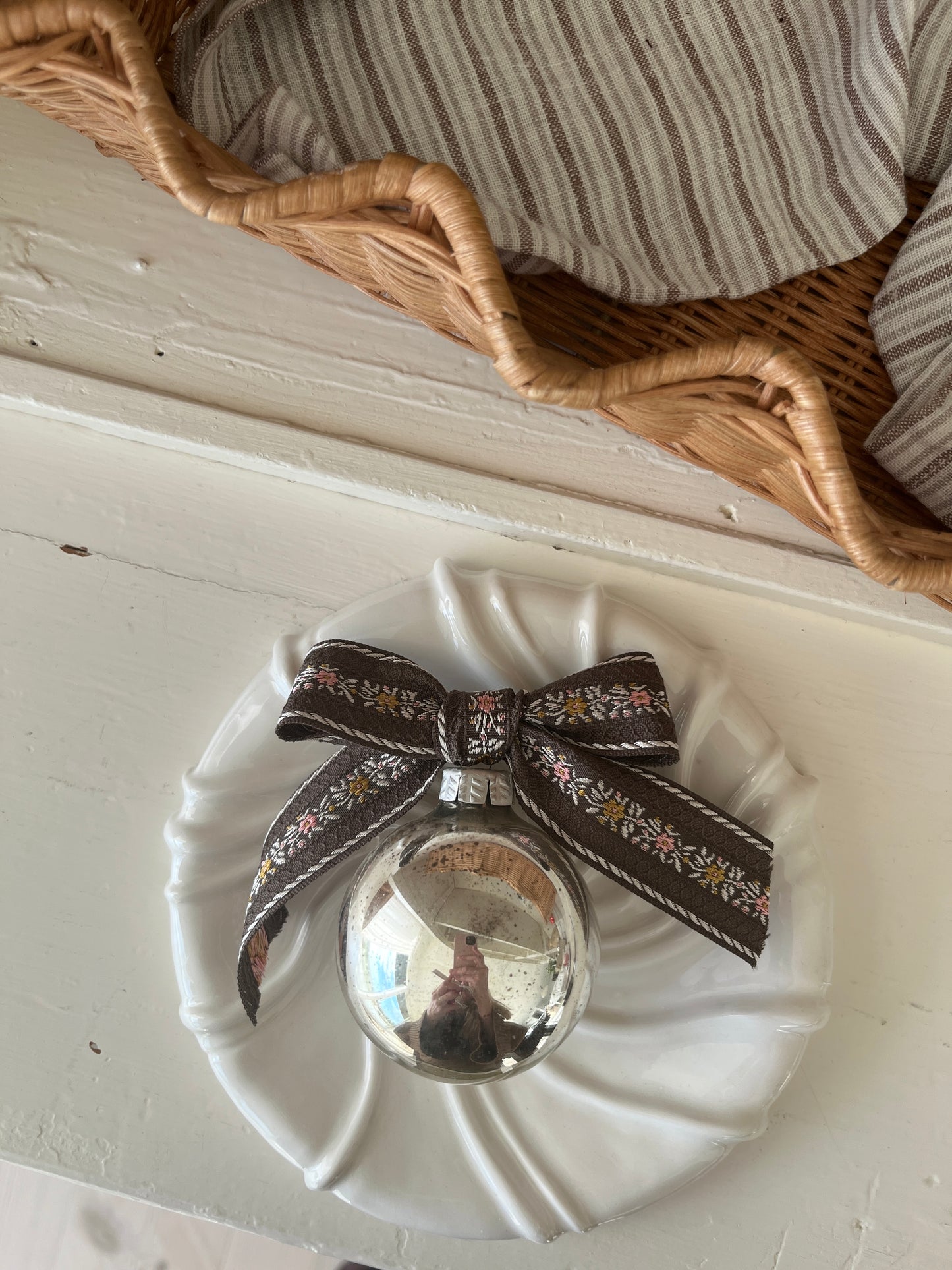 Julekugle med bånd, brun