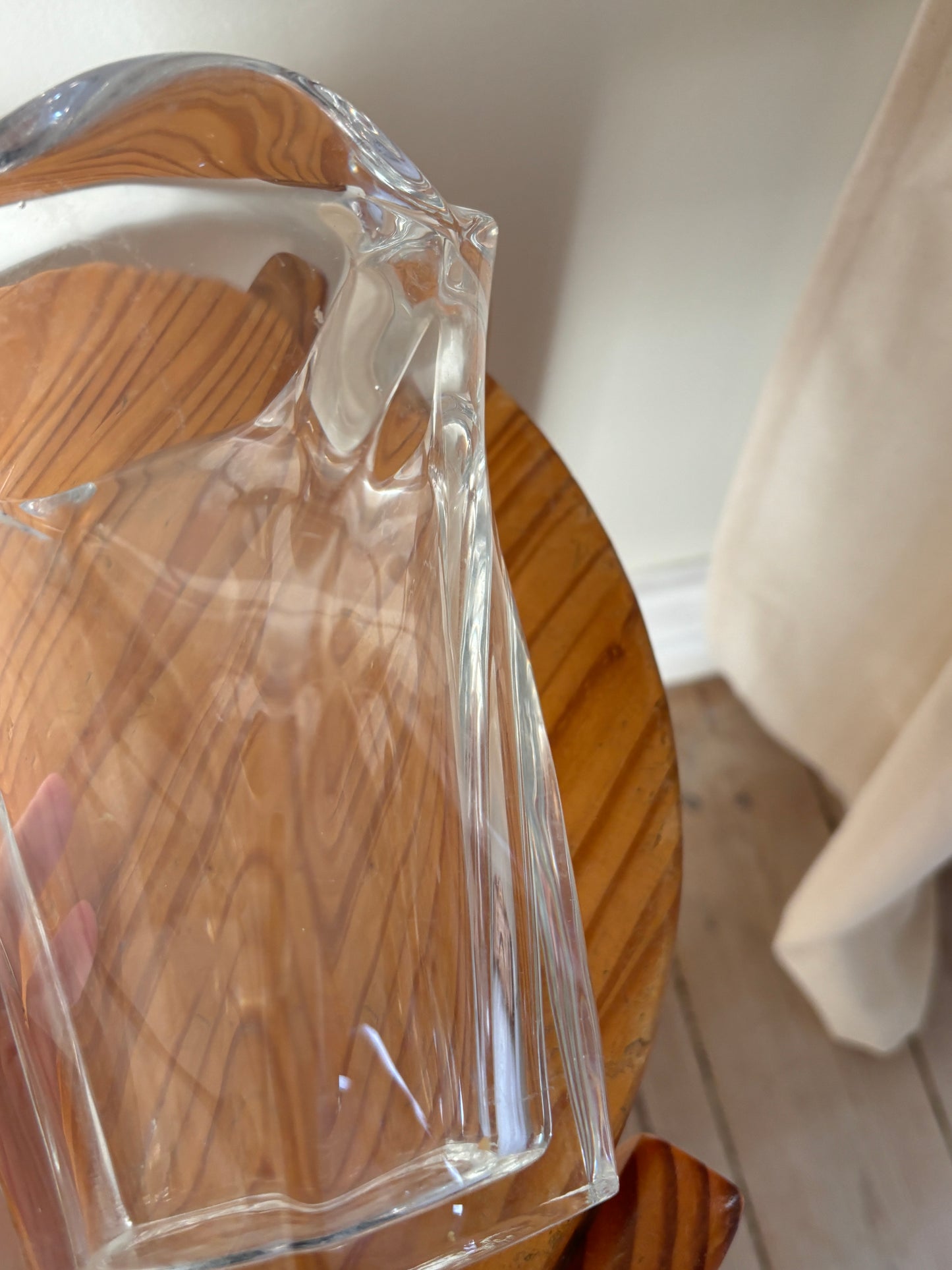 Smuk vase i tyk glas