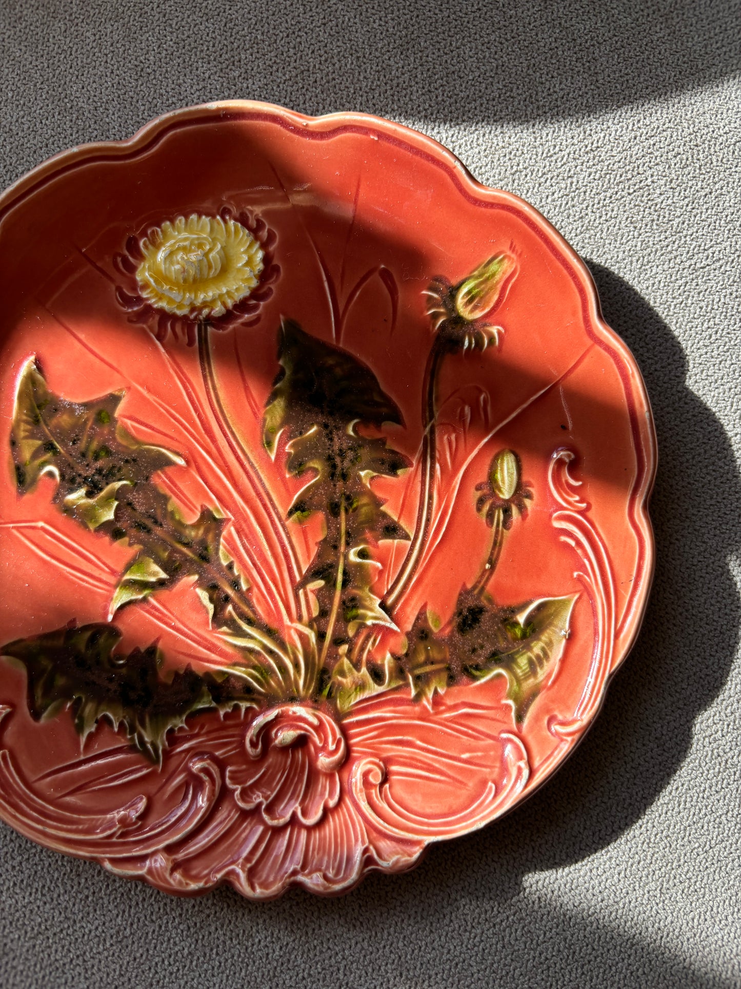 Keramik platte med blomst