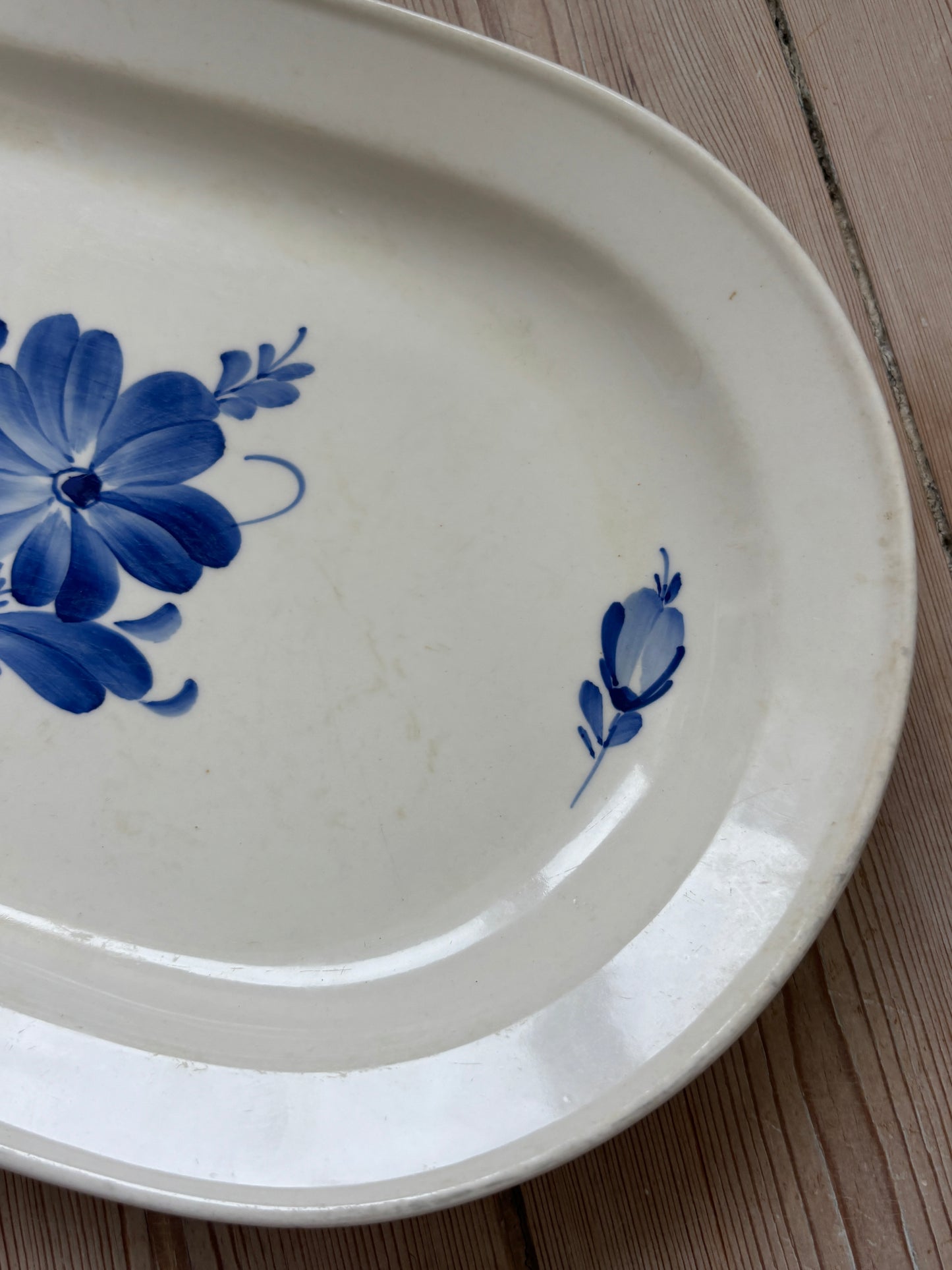 Fad med blå blomst
