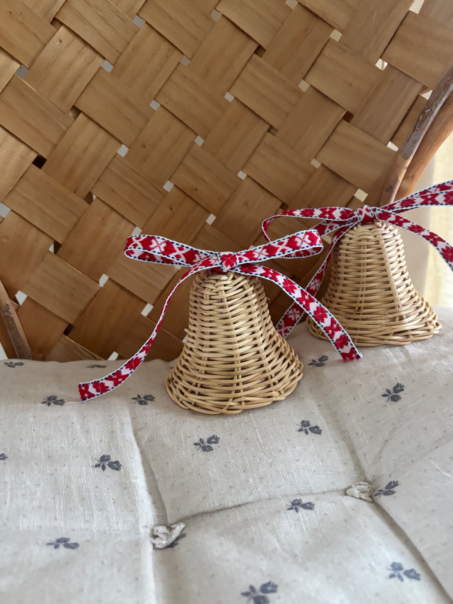 Små flet klokker med sløjfe