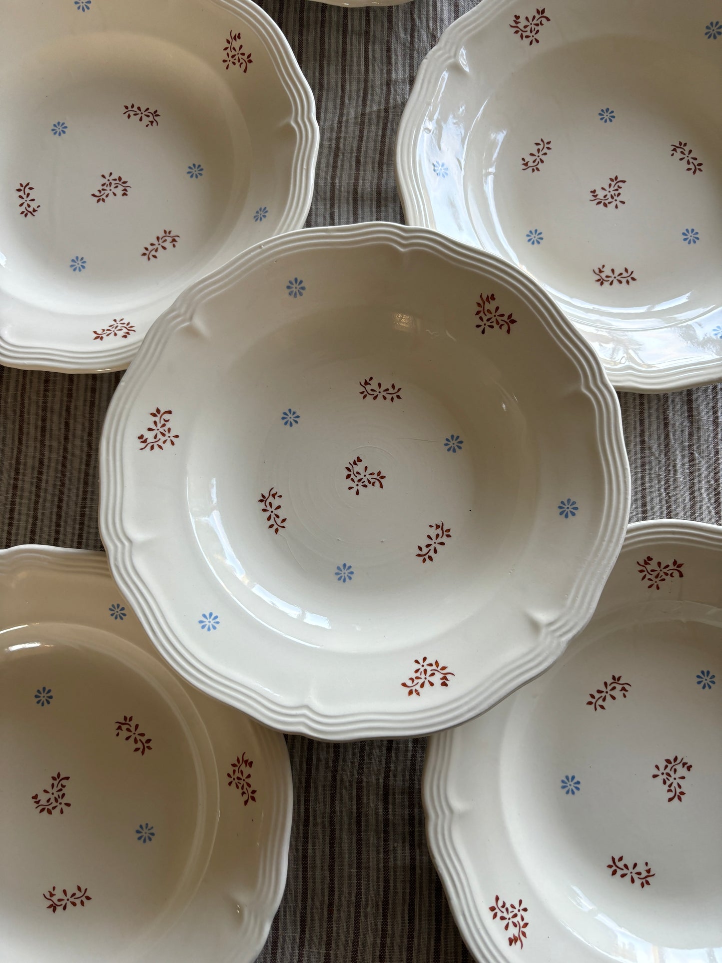 Cremefarvet dybe tallerkner med det fineste motiv