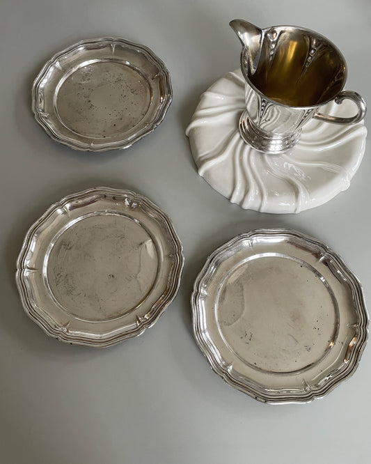 Små pletsølv tallerkner
