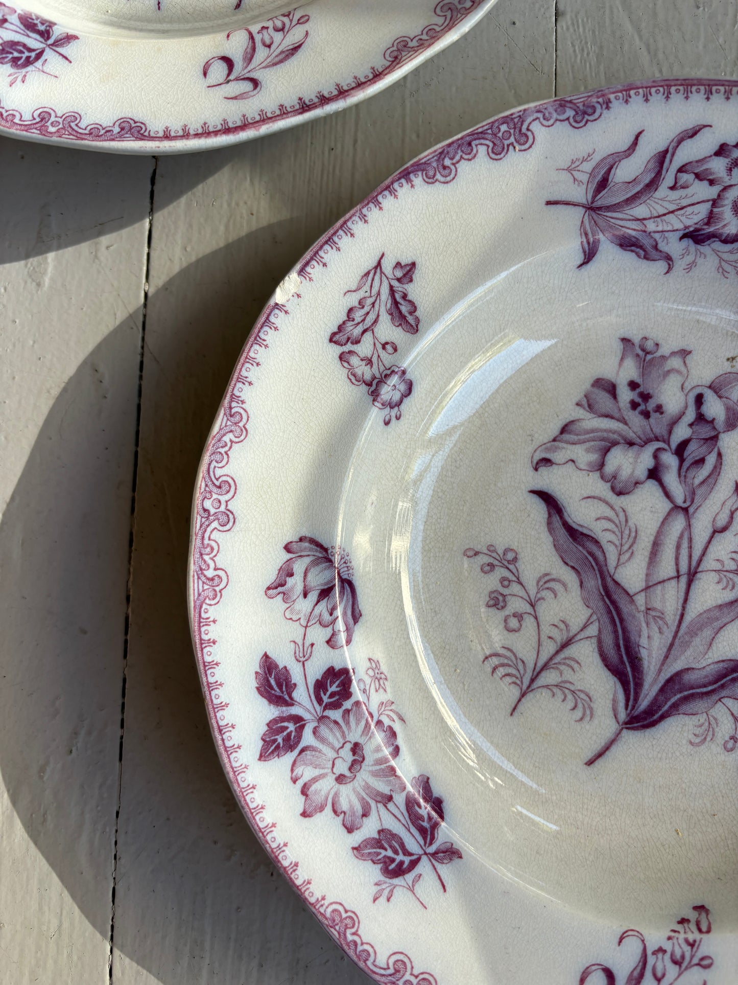 Dybe tallerkner med lilla motiv