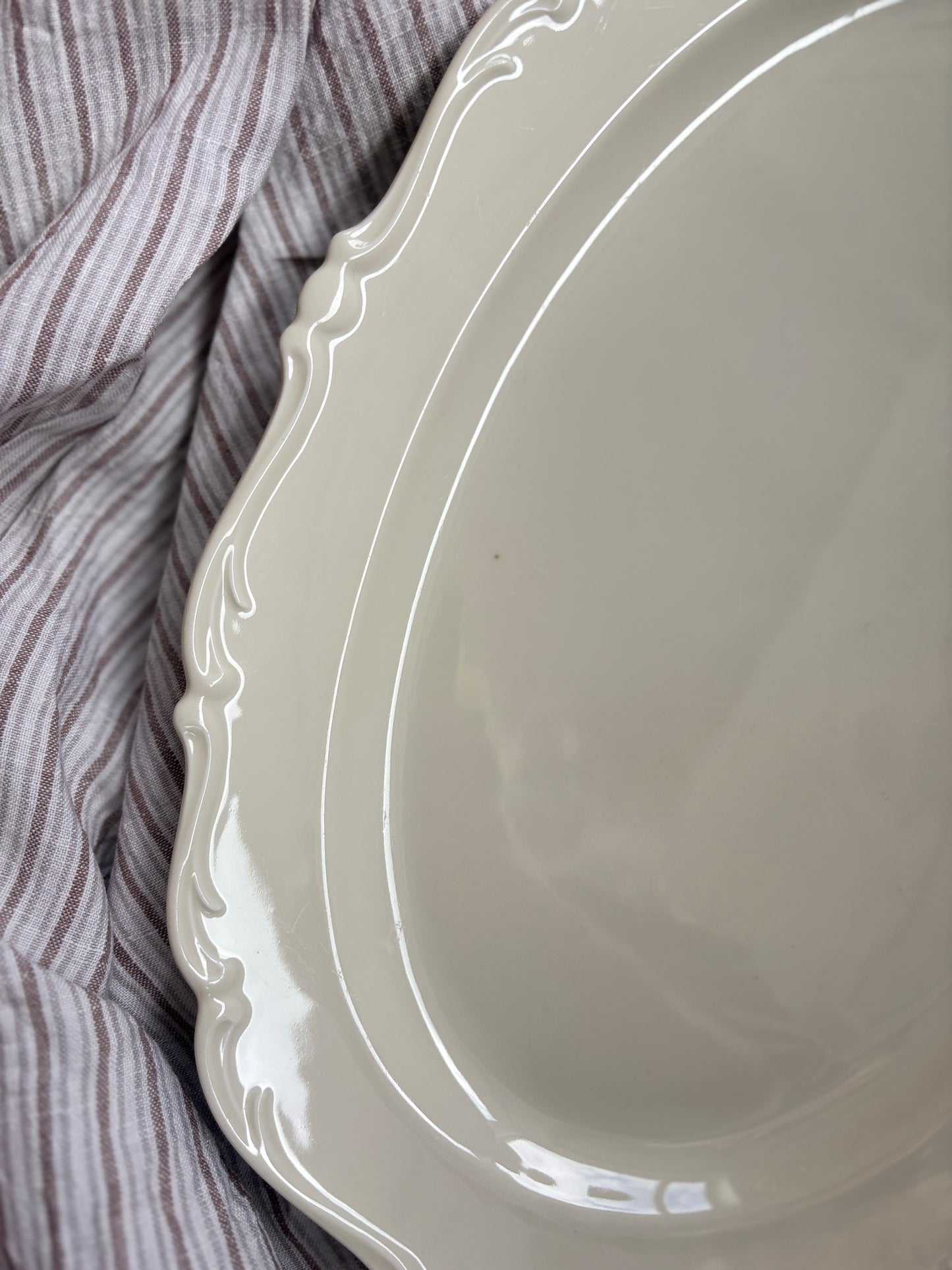 Smuk cremefarvet fad