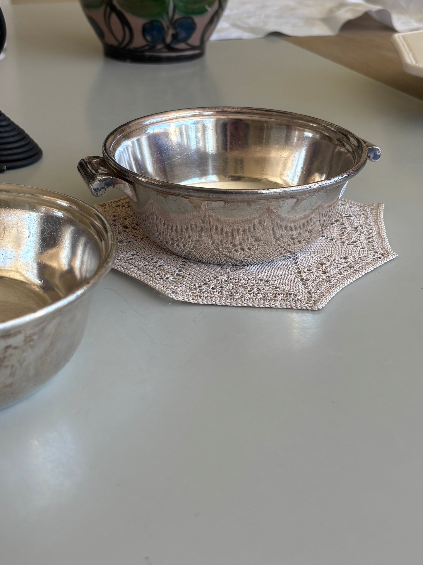 Smuk serveringsskål i stål