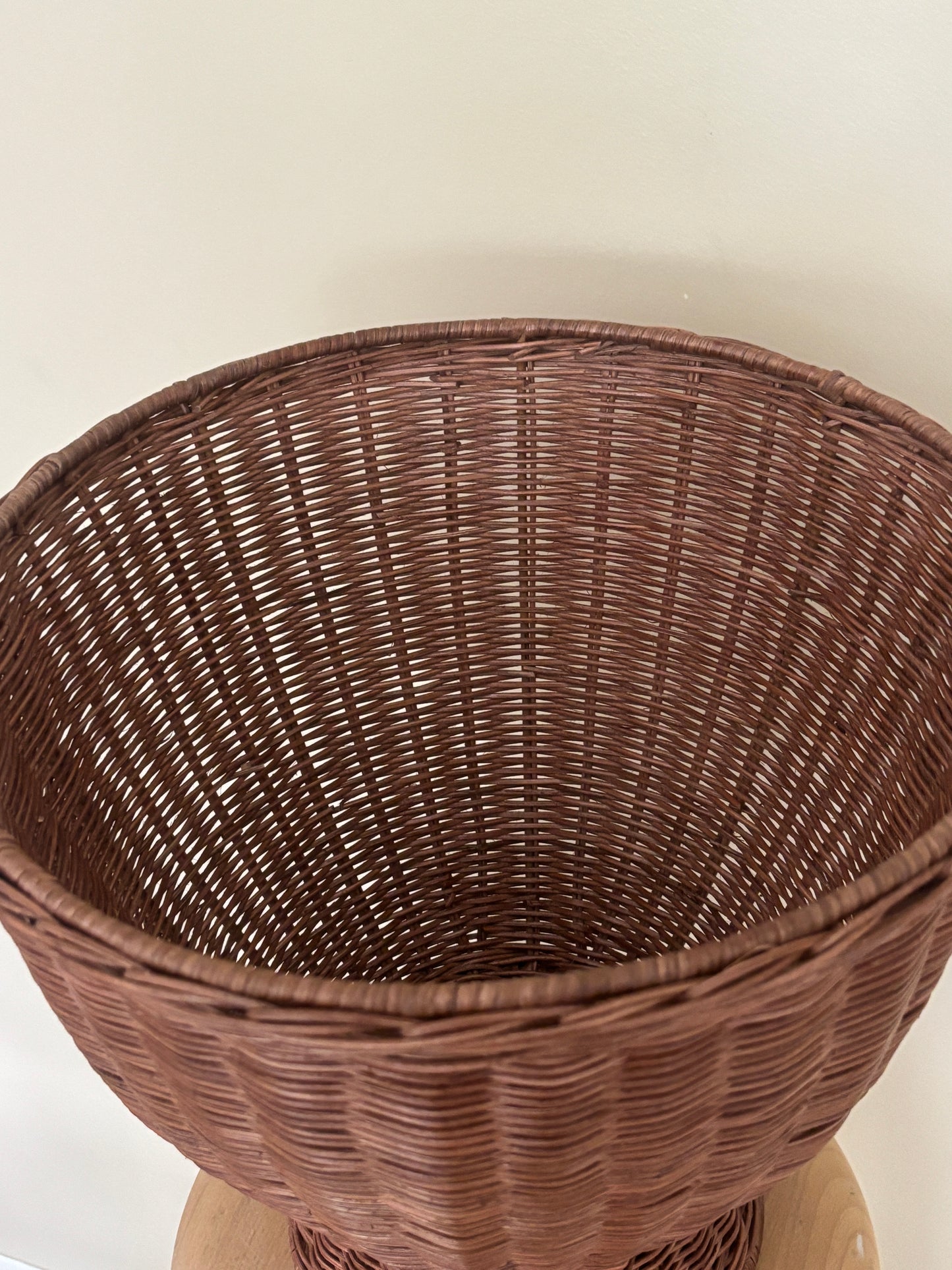 Stort brun rattan vase
