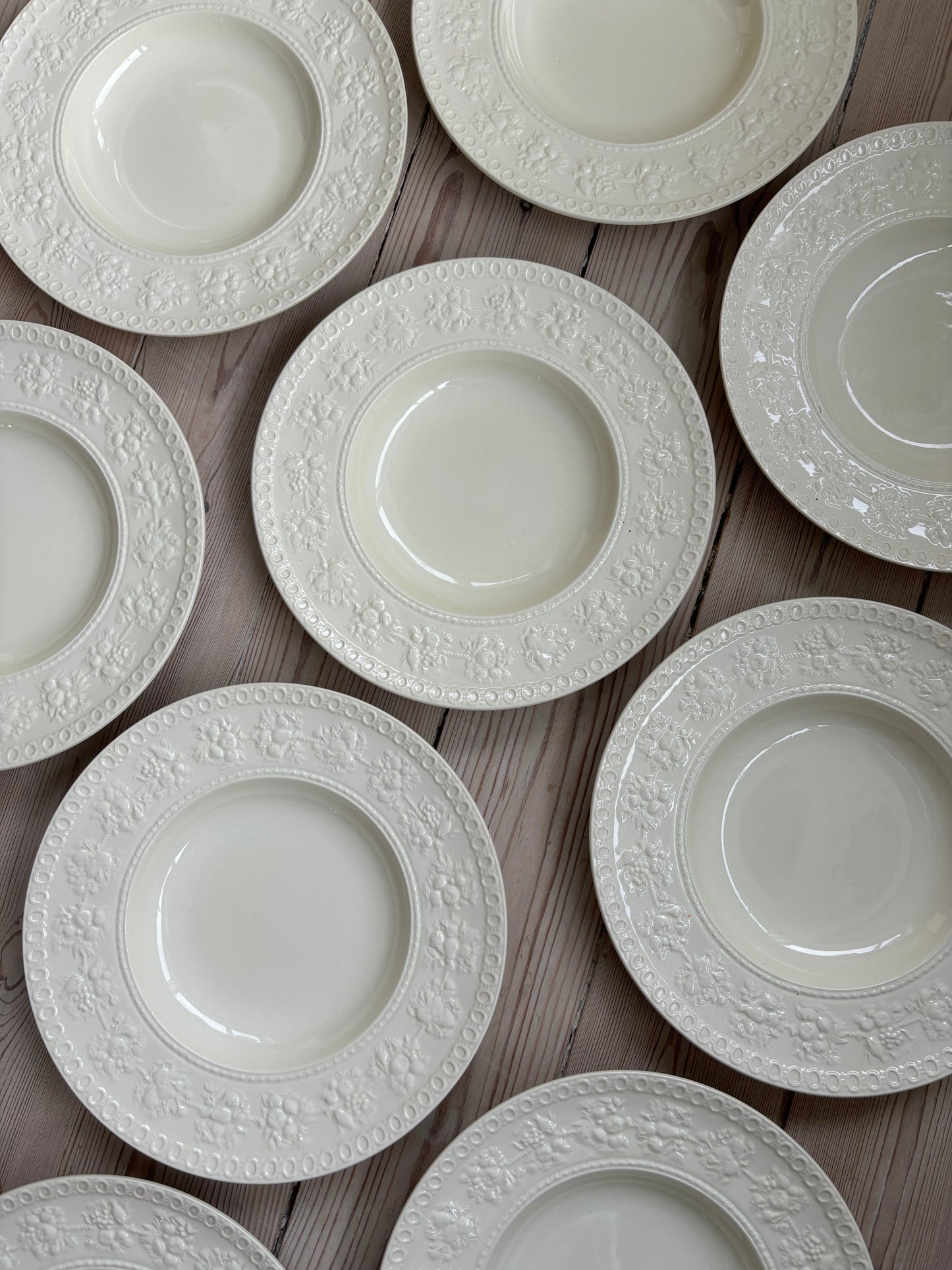 Cremefarvet engelske tallerkner