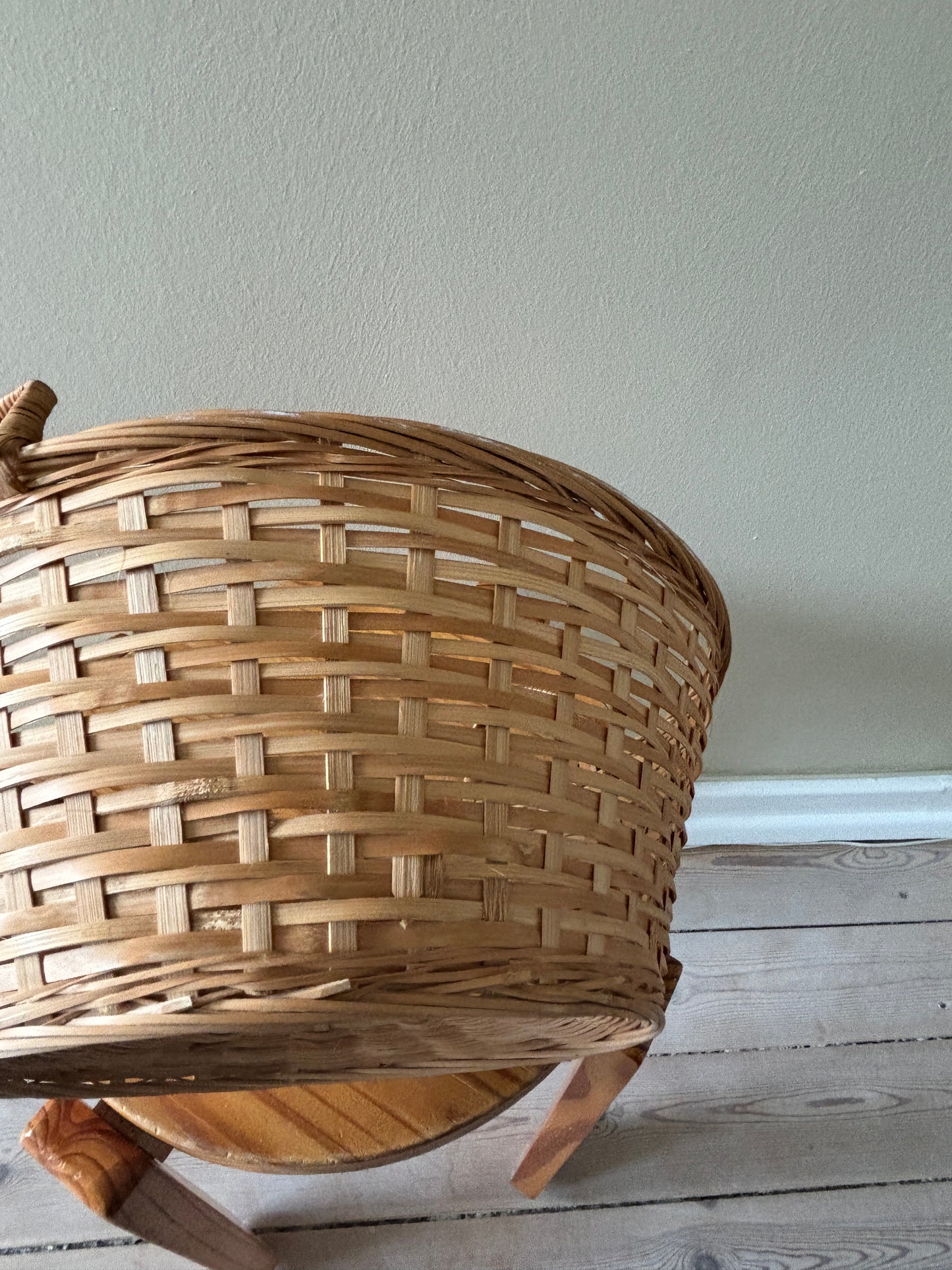Rund fletkurv med håndtag