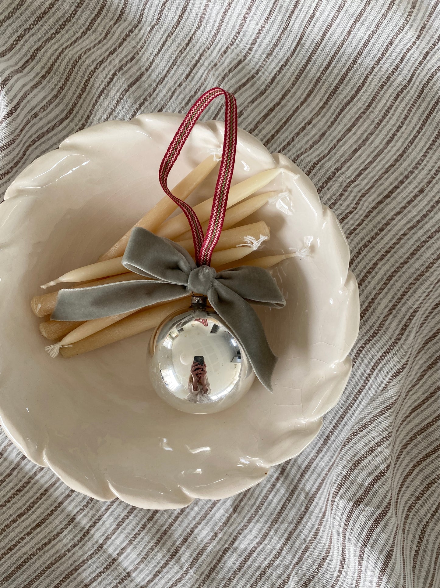 Vintage julekugle med sløjfe og bånd - grøn/rød