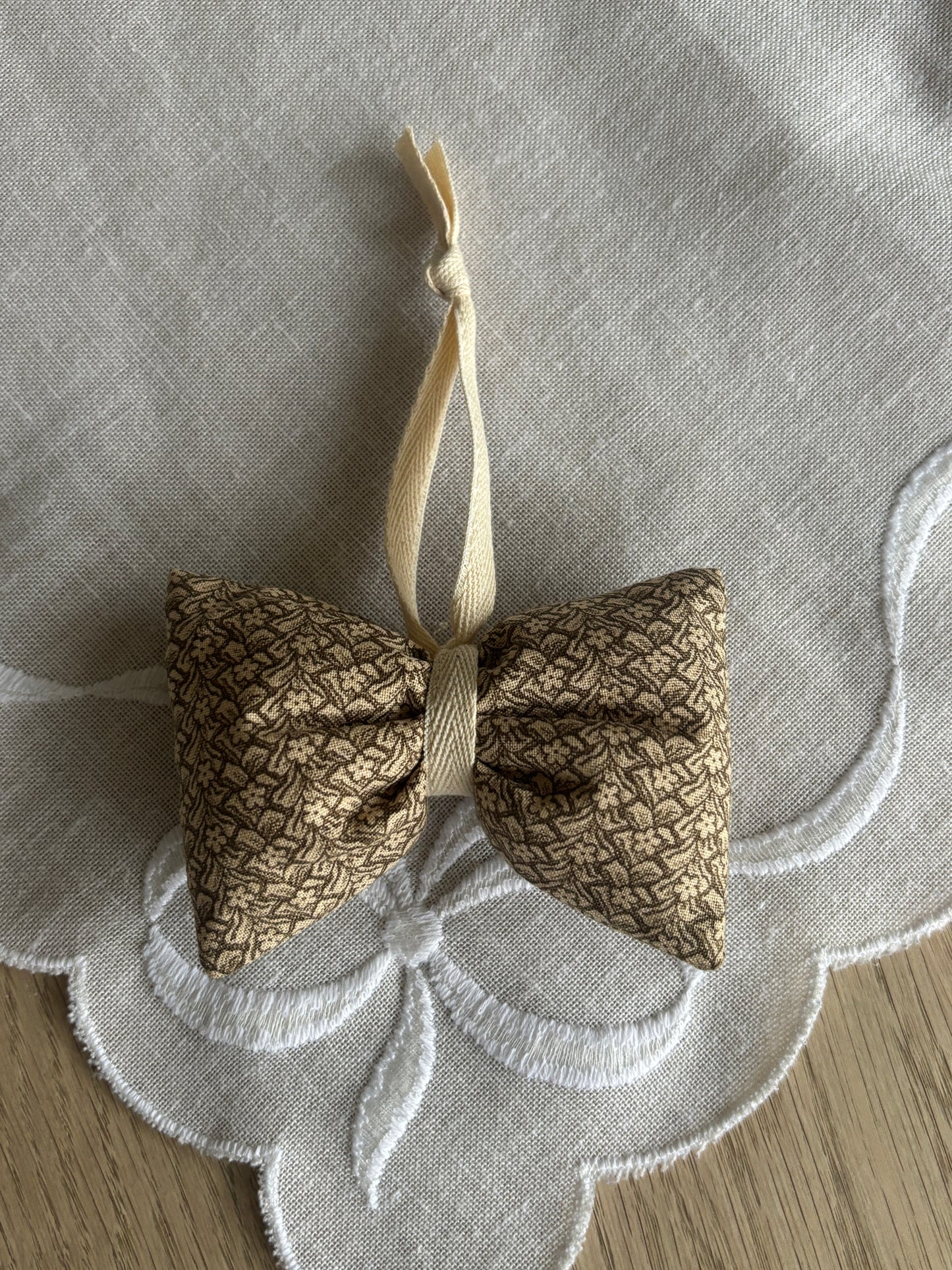 Lille håndlavet sløjfe, brun/beige