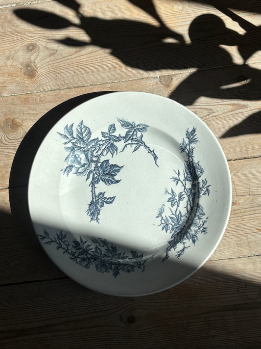 Platte med blå blomster