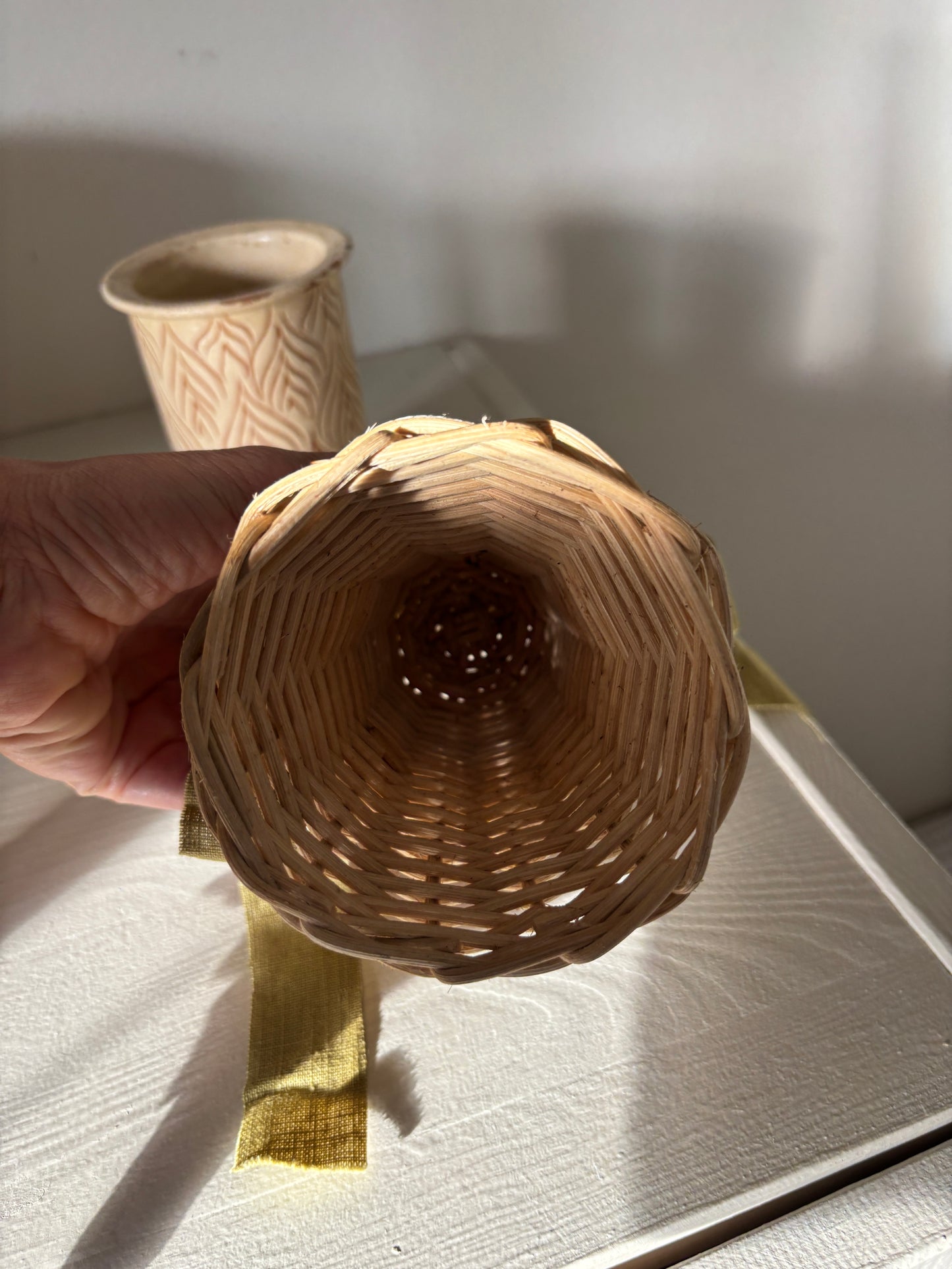 Klokke i rattan med sløjfe