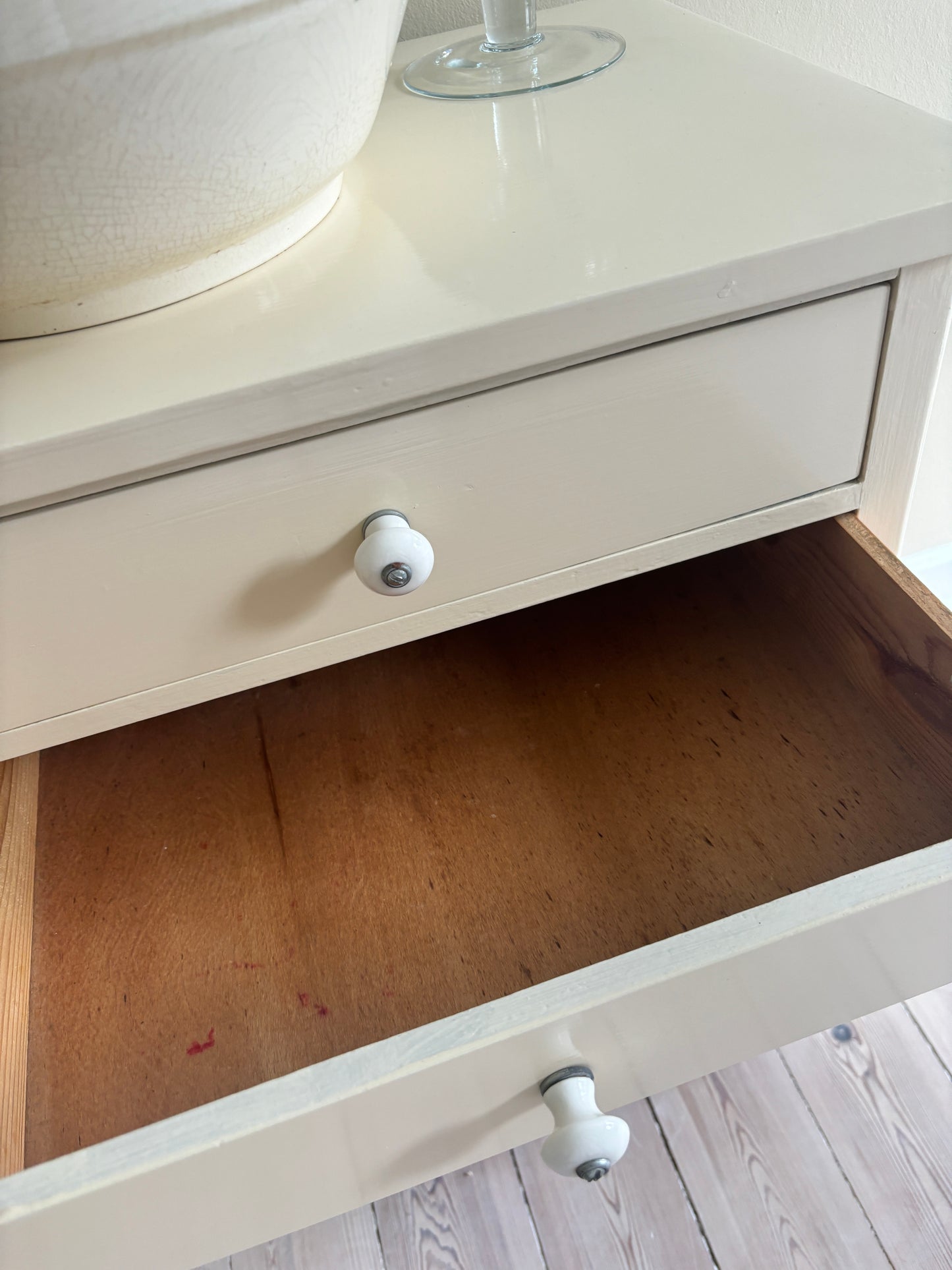 Cremefarvet møbel med to skuffer