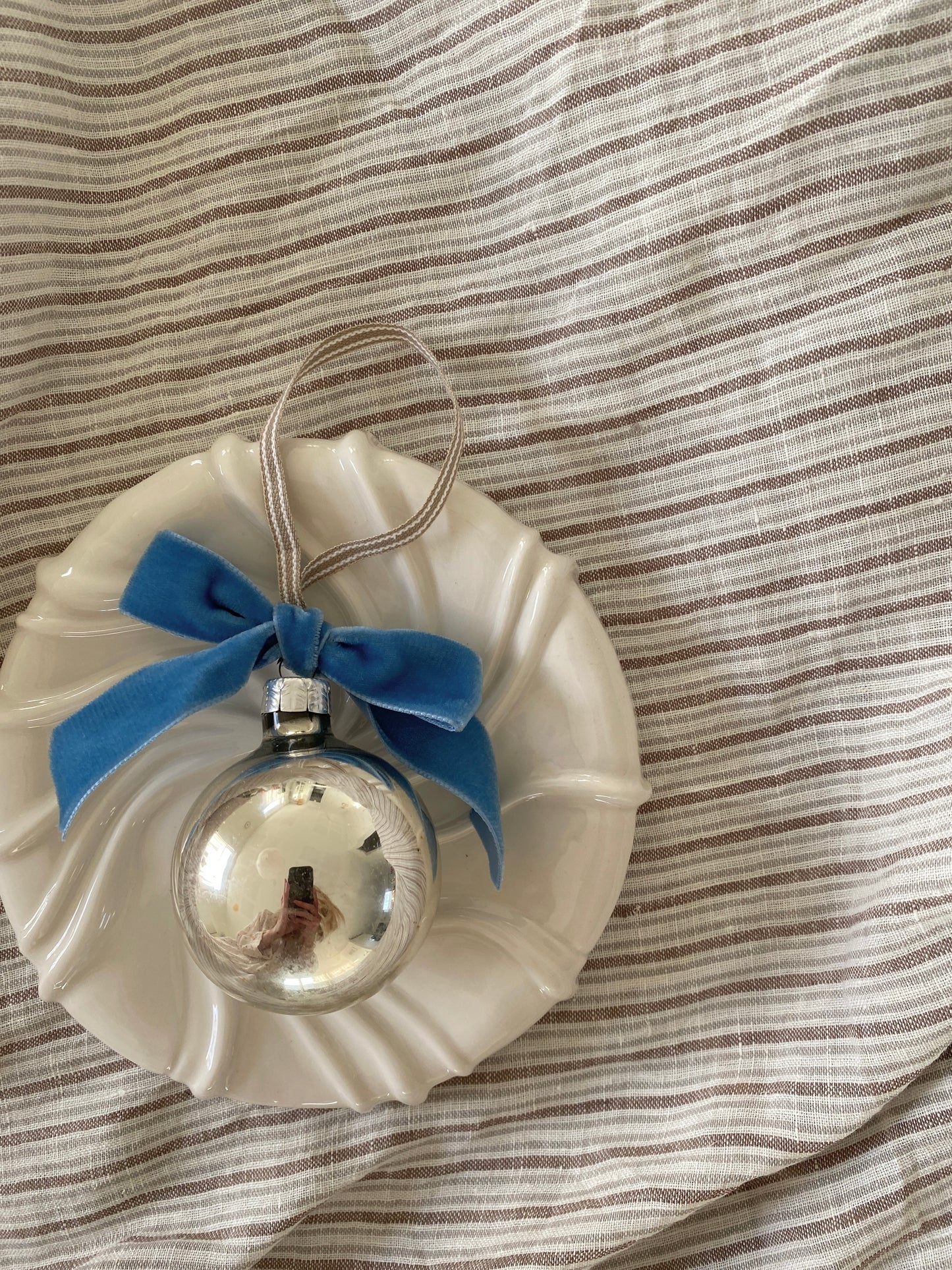 Vintage julekugle med sløjfe og bånd - blå/beige