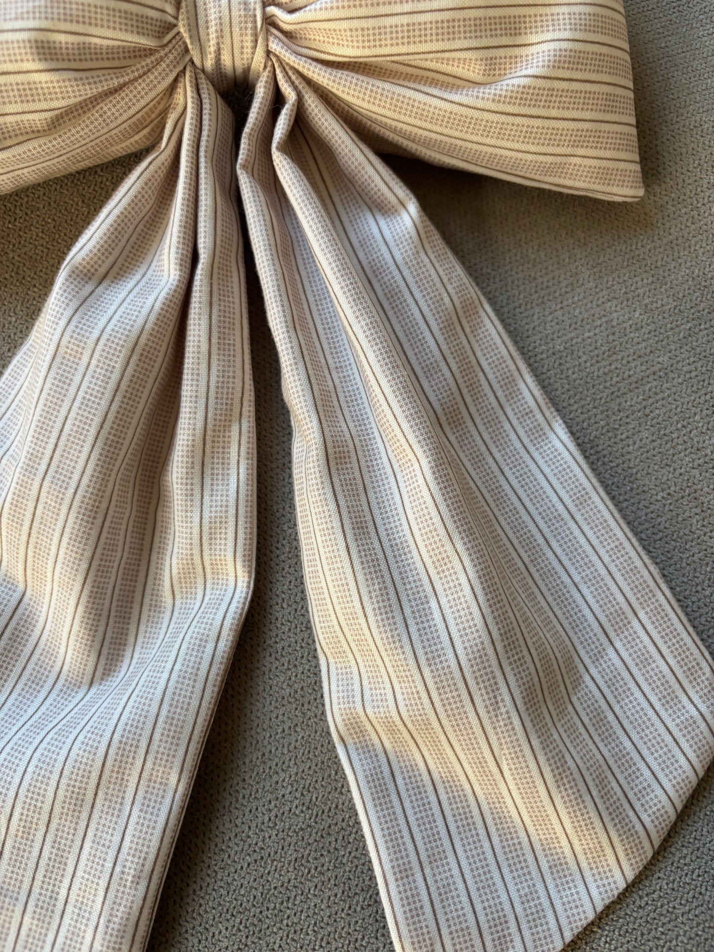 Håndlavet Sløjfe med ophæng, beige