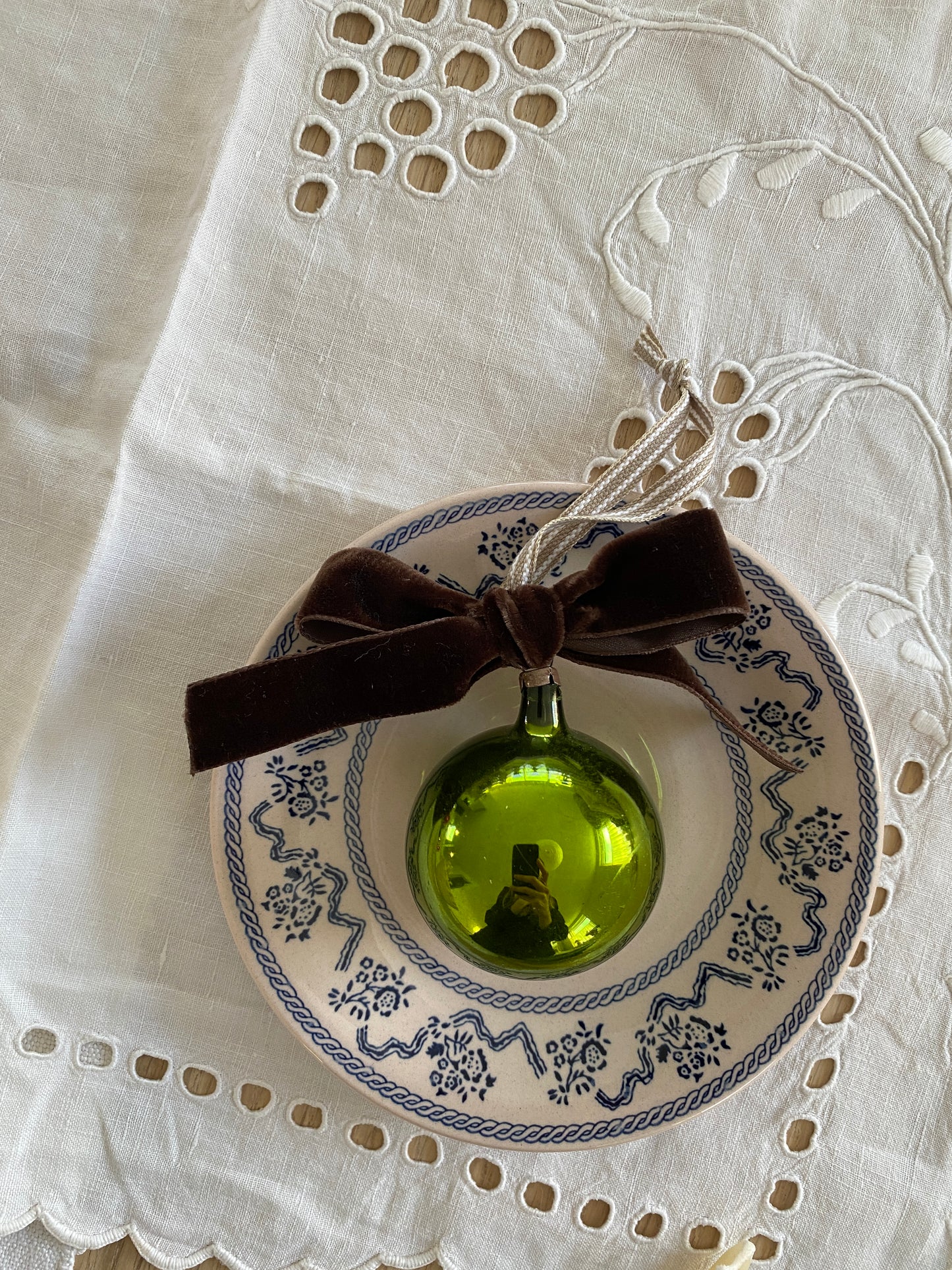 Vintage julekugle med bånd, brun/beige