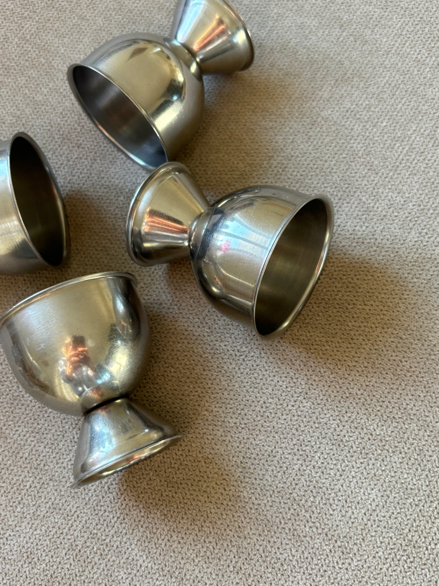 Stål æggebægre på fod